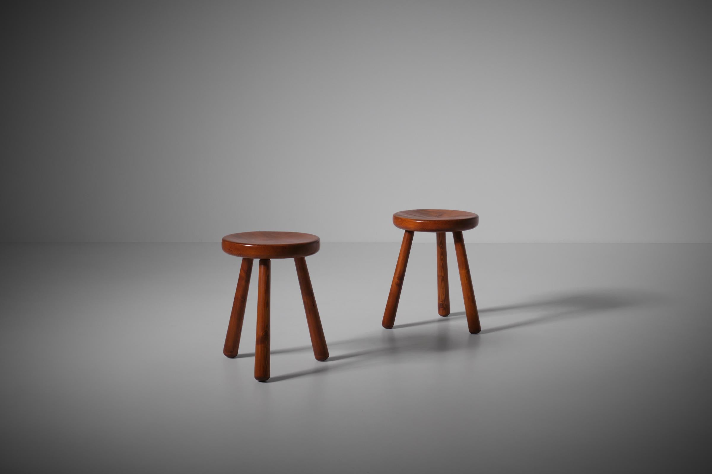Conjunto de dos taburetes franceses de la modernidad de mediados de siglo, años 60. Diseño bien proporcionado, de pino macizo, con elegantes líneas curvas y patas voluminosas. Fabricado con atención y detalles interesantes, como las conexiones de