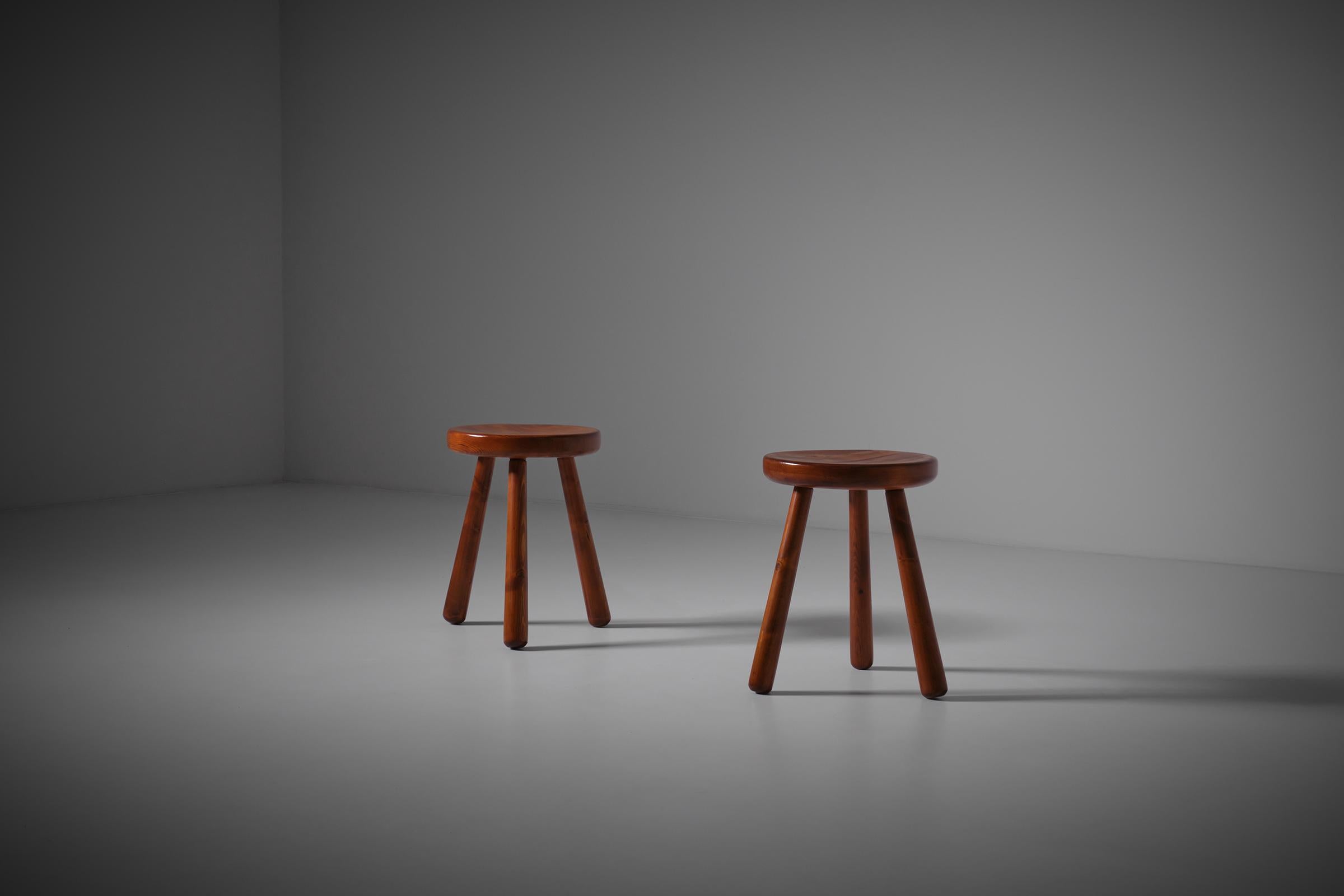 Conjunto de dos taburetes modernos de mediados de siglo en pino, Francia, años 60 Moderno de mediados de siglo en venta