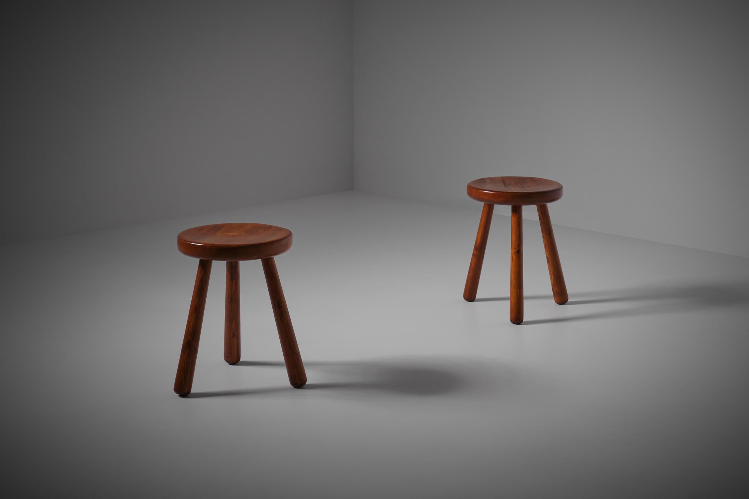 Conjunto de dos taburetes modernos de mediados de siglo en pino, Francia, años 60 en Bueno estado para la venta en Rotterdam, ZH