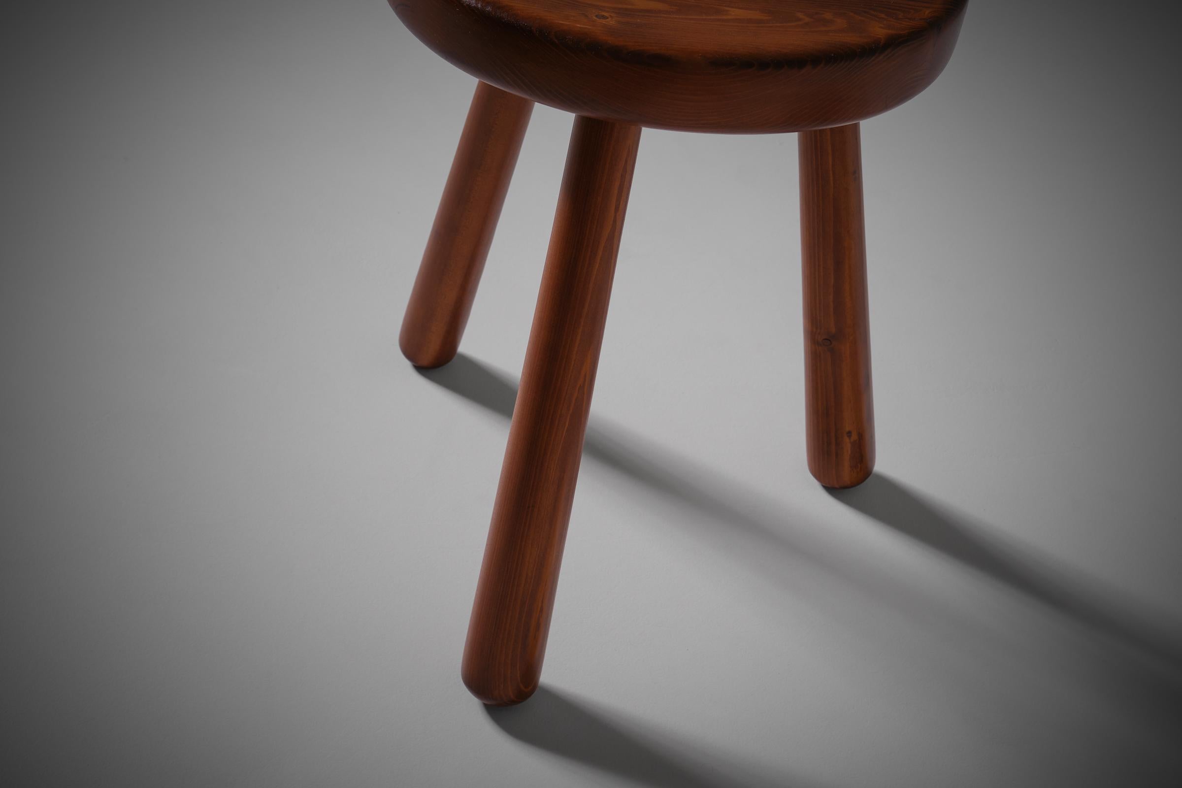 Conjunto de dos taburetes modernos de mediados de siglo en pino, Francia, años 60 mediados del siglo XX en venta