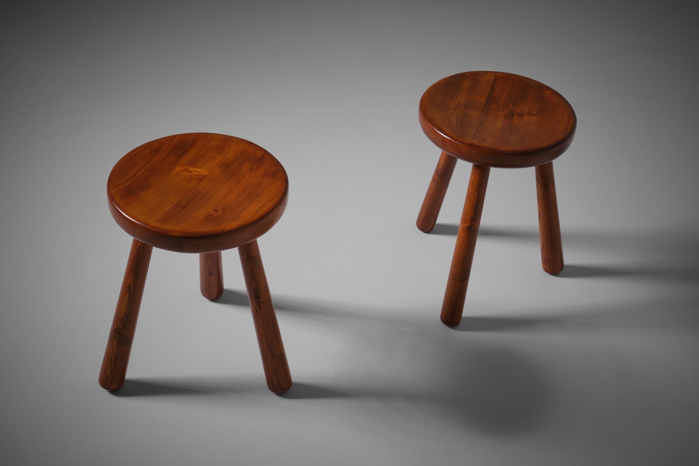 Conjunto de dos taburetes modernos de mediados de siglo en pino, Francia, años 60 Pino en venta