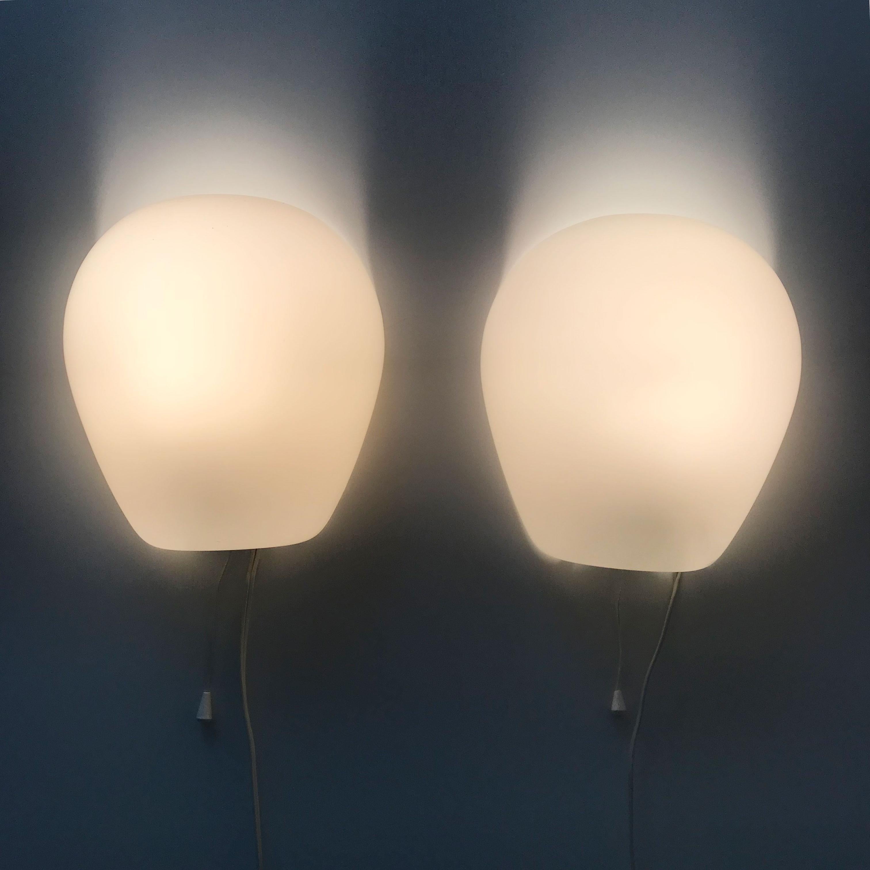 Conjunto de dos elegantes apliques o lámparas de pared de la Modernidad de Mediados de Siglo 