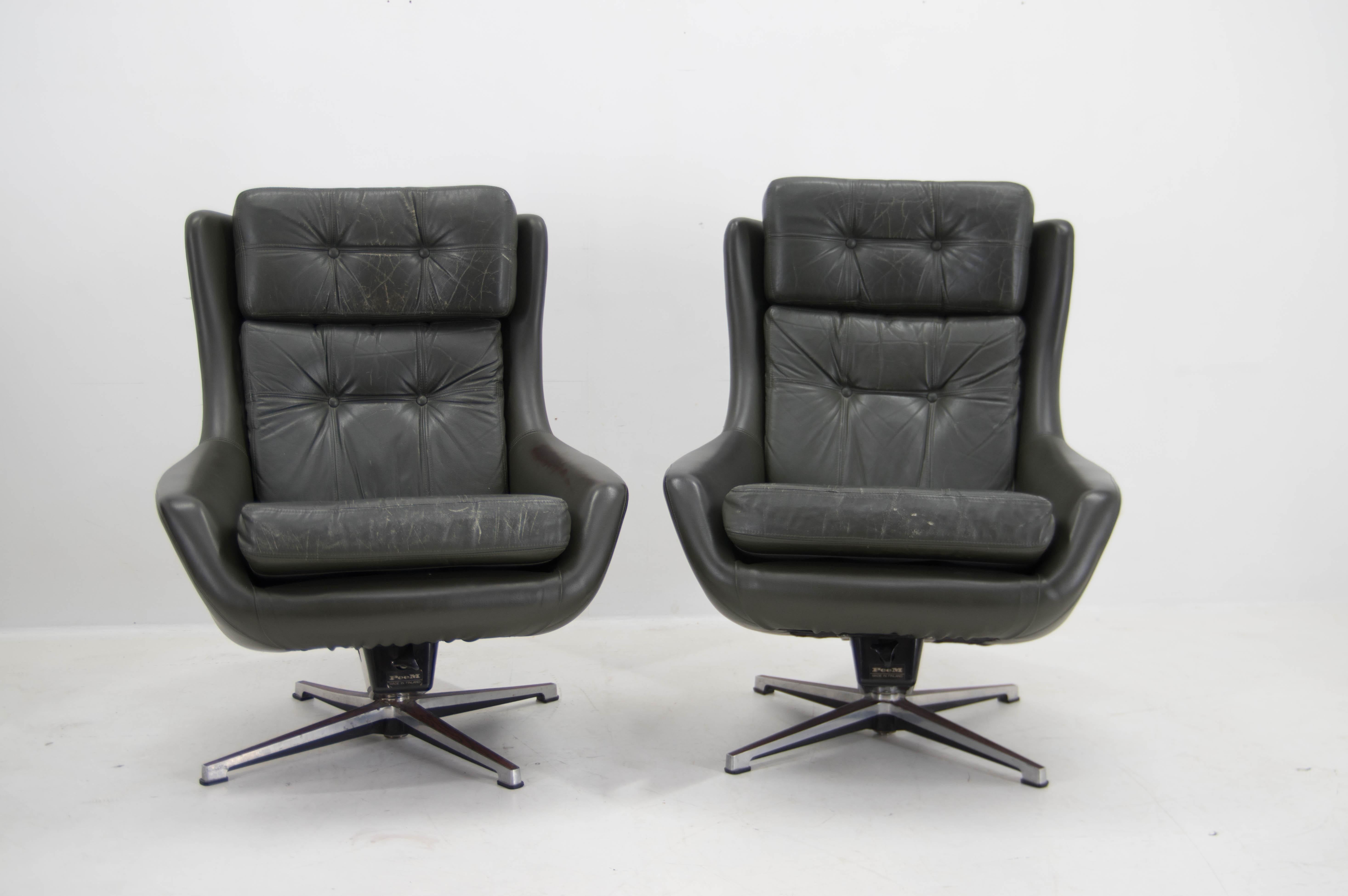Mid-Century Modern Ensemble de deux fauteuils pivotants en cuir du milieu du siècle dernier, Peem, Finlande, 1970 en vente