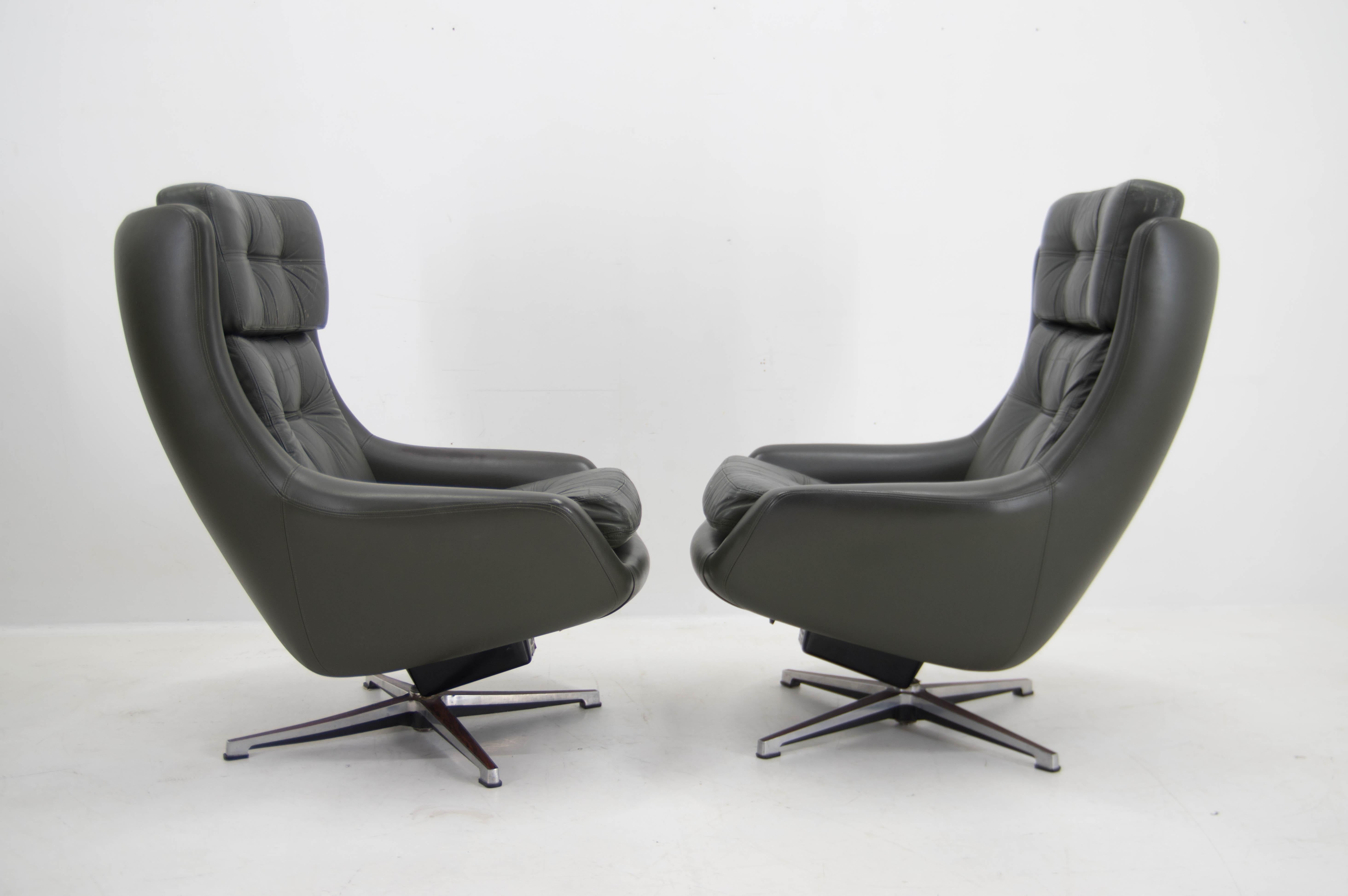 Finlandais Ensemble de deux fauteuils pivotants en cuir du milieu du siècle dernier, Peem, Finlande, 1970 en vente