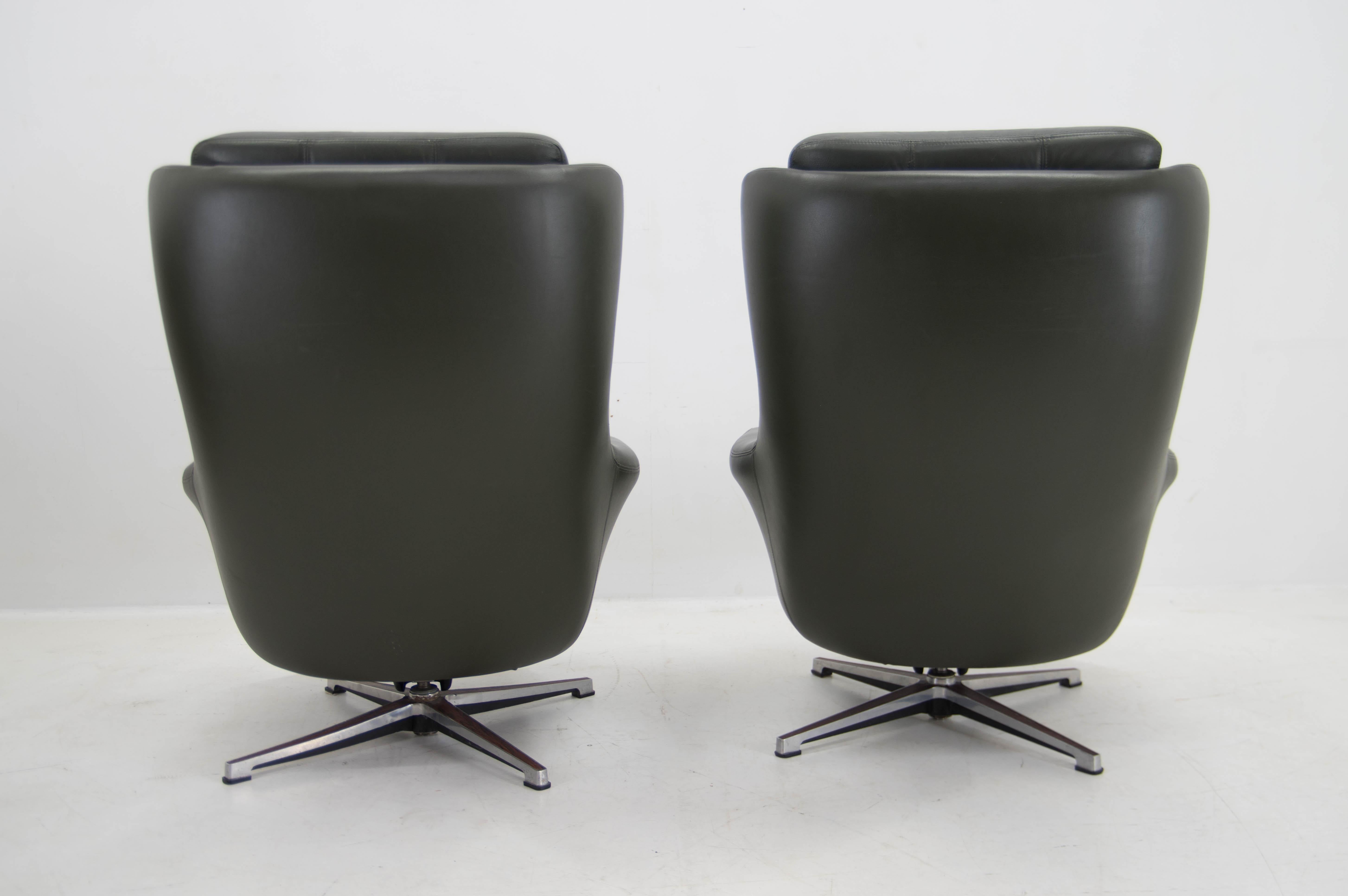 Ensemble de deux fauteuils pivotants en cuir du milieu du siècle dernier, Peem, Finlande, 1970 Bon état - En vente à Praha, CZ