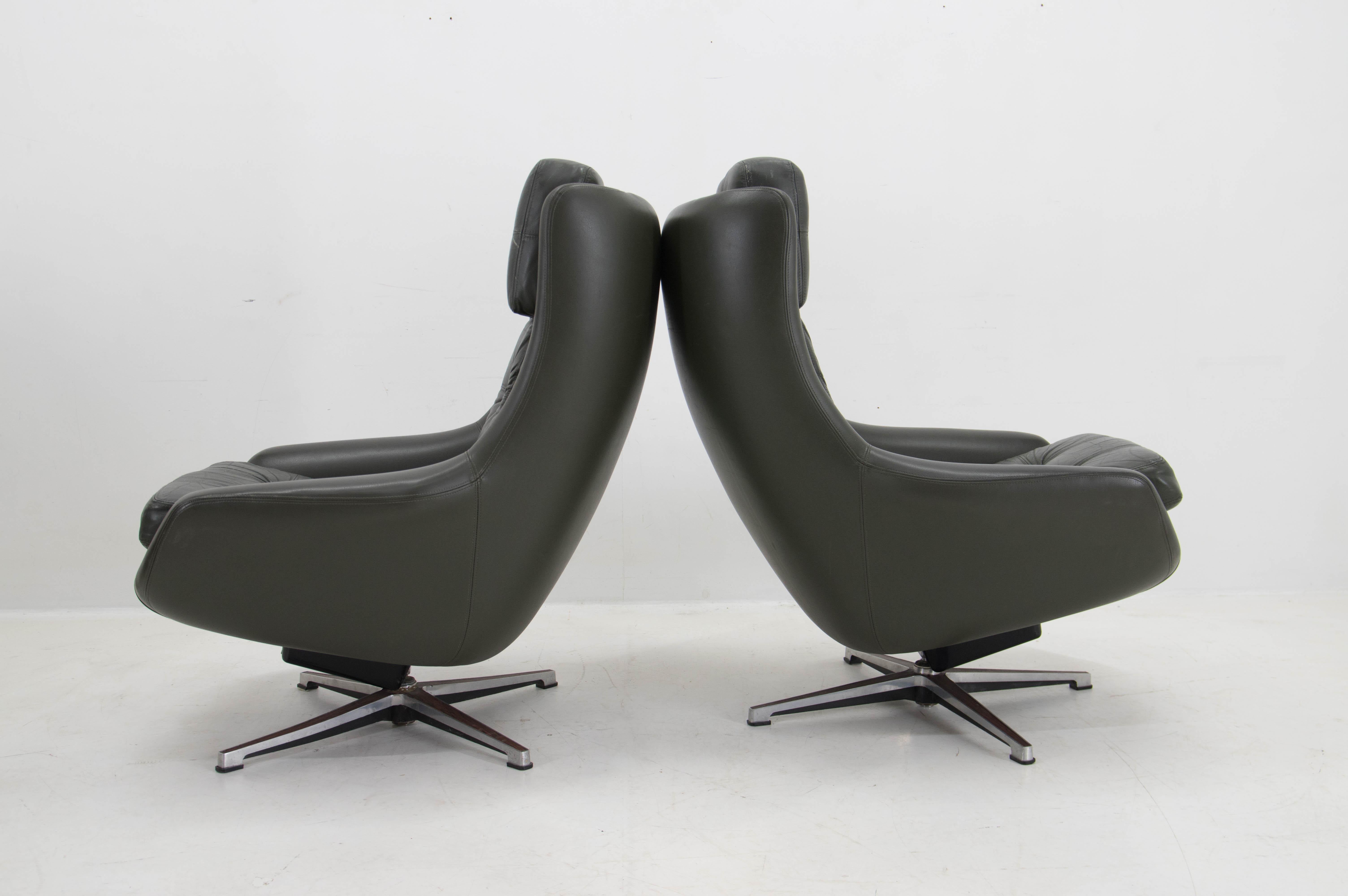 Fin du 20e siècle Ensemble de deux fauteuils pivotants en cuir du milieu du siècle dernier, Peem, Finlande, 1970 en vente