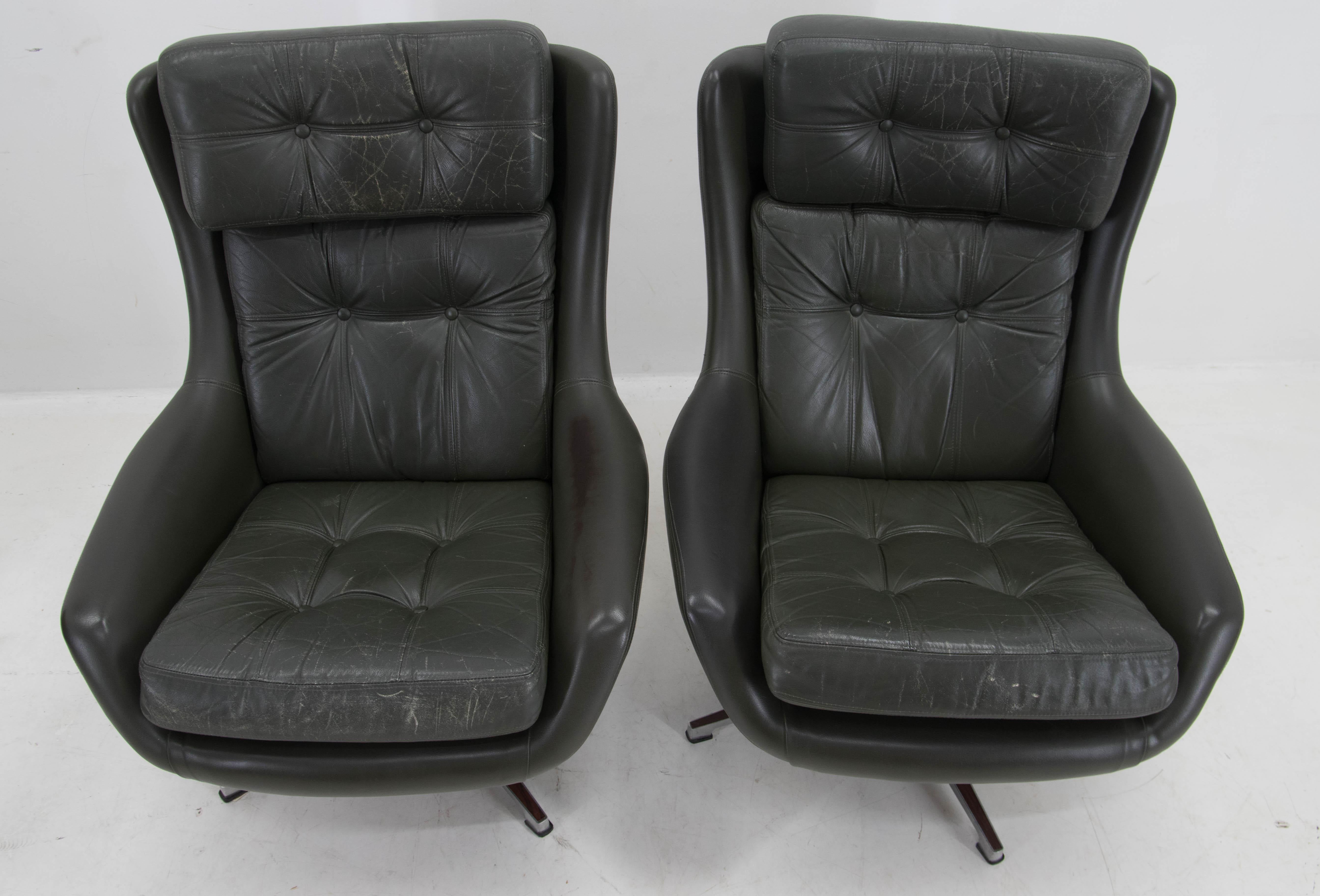 Cuir Ensemble de deux fauteuils pivotants en cuir du milieu du siècle dernier, Peem, Finlande, 1970 en vente