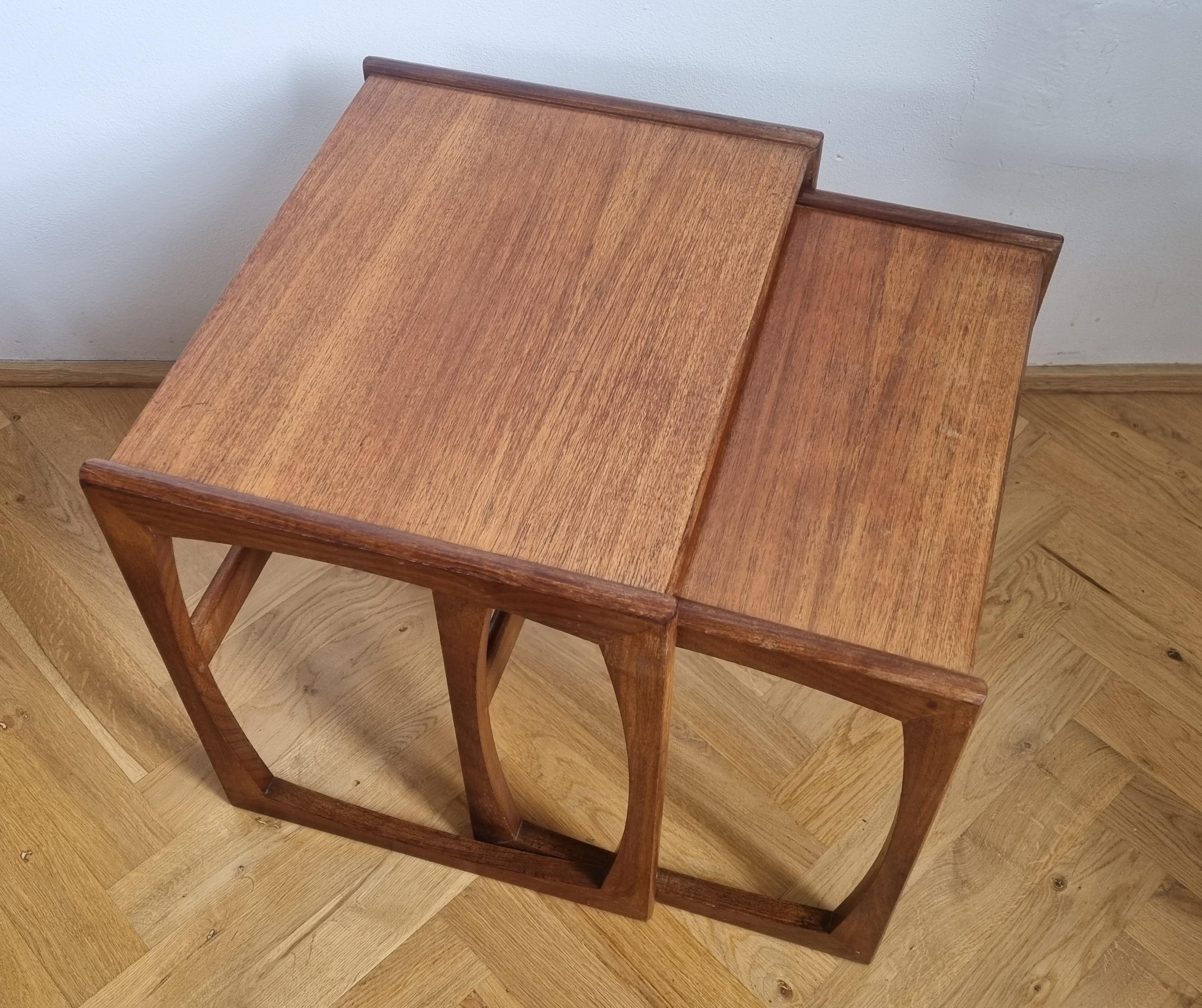 Ensemble de deux tables gigognes en teck du milieu du siècle, G Plan, années 1960 en vente 3