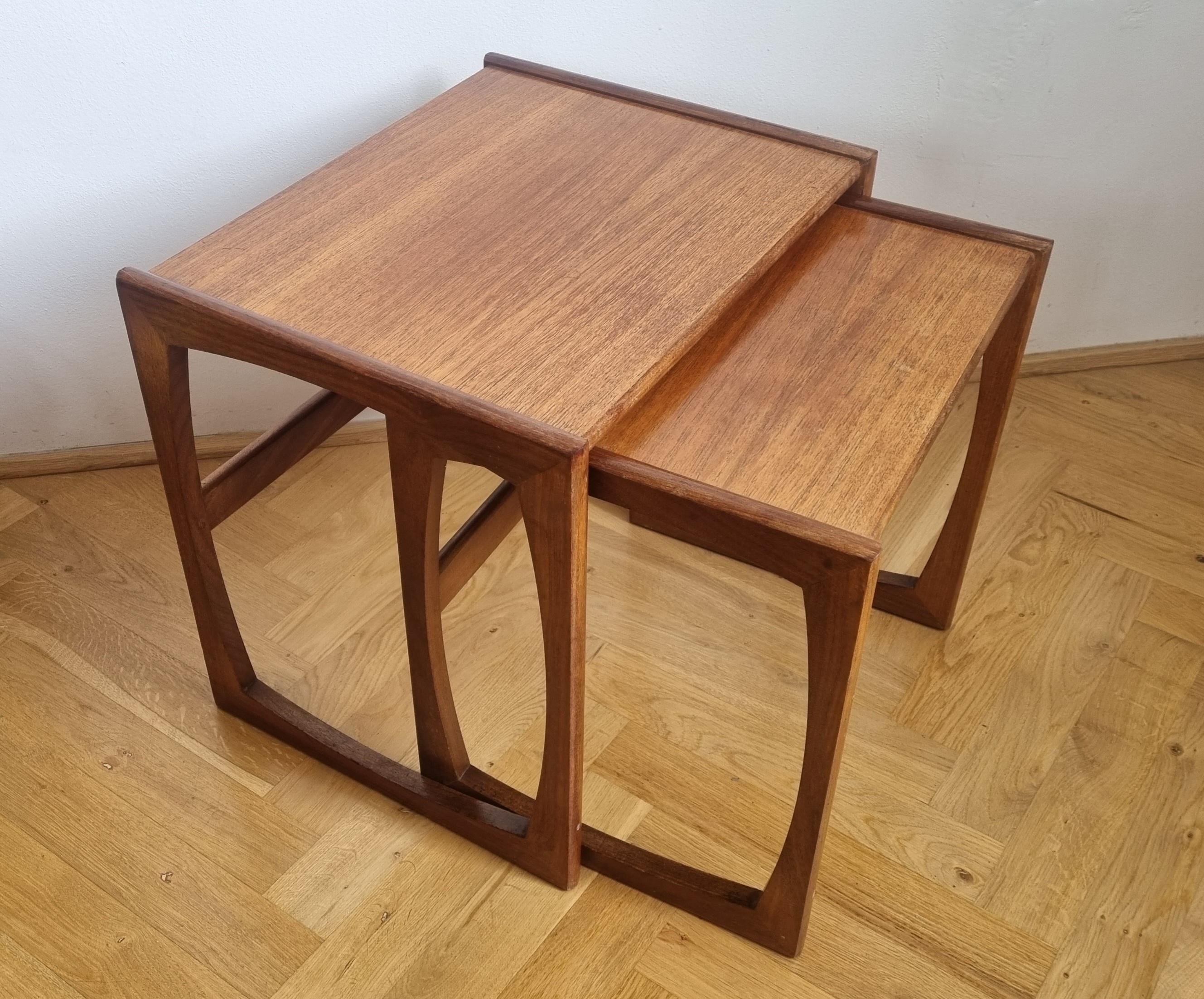 Ensemble de deux tables gigognes en teck du milieu du siècle, G Plan, années 1960 Bon état - En vente à Praha, CZ