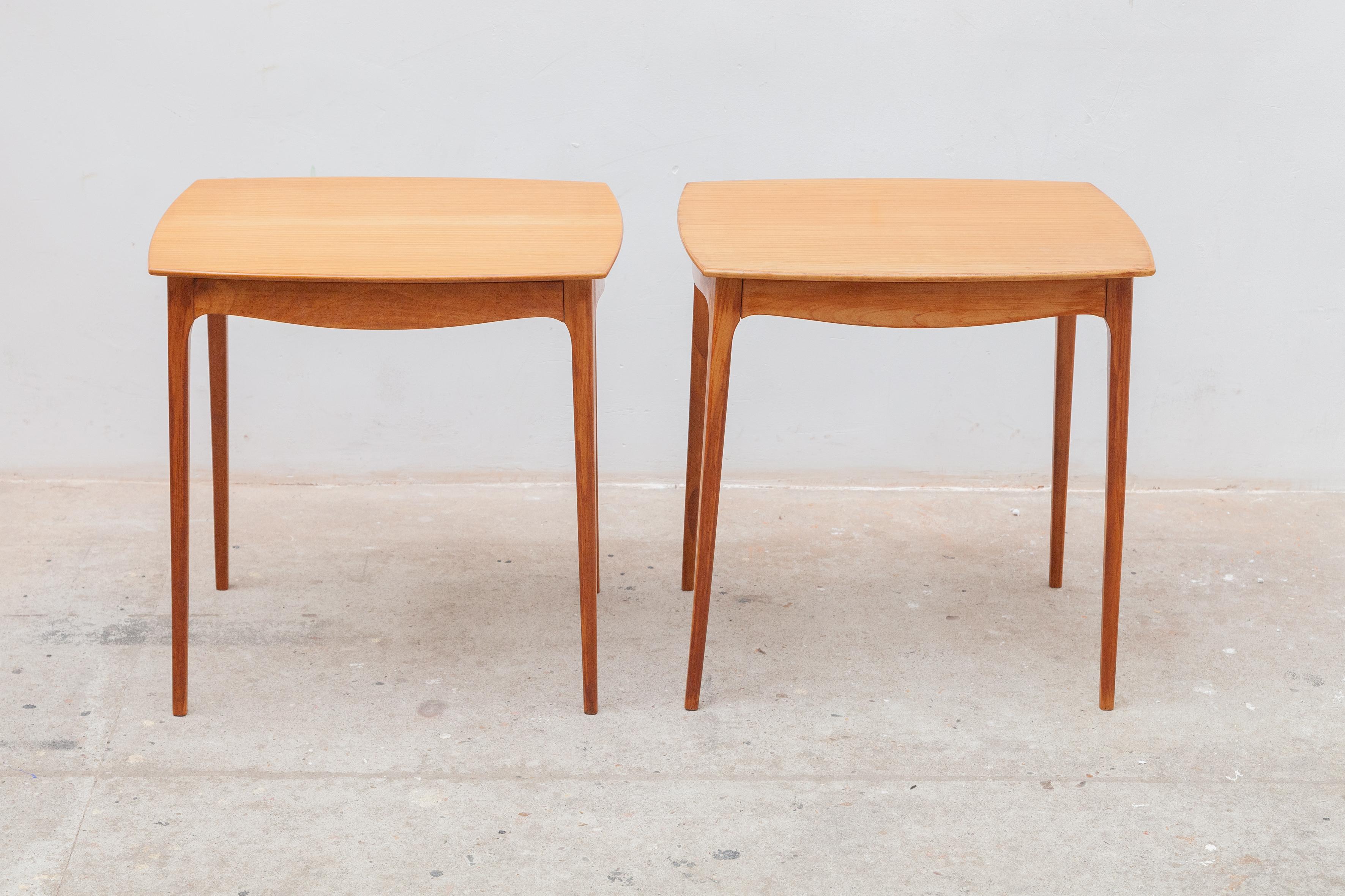 This pair of sleek and minimal vintage Danish mid-century nightstands or sidetables designed in walnut. Each nightstand has a pull-out drawer and elegant tapered legs. This fine minimal designed set of side tables would look nice in a