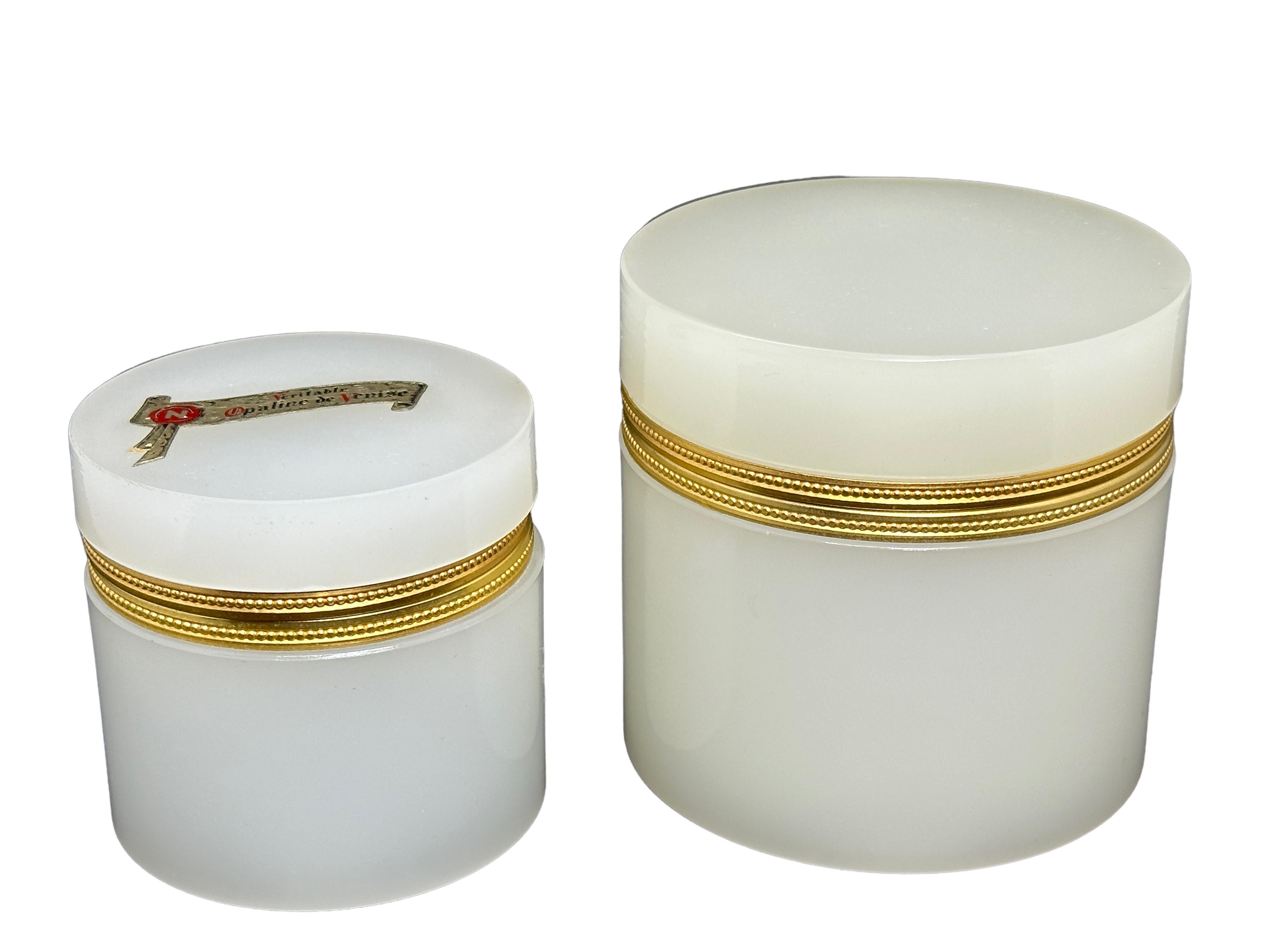 italien Ensemble de deux boîtes en verre opalin blanc de Cenedese du milieu du siècle avec montures en bronze, Italie en vente