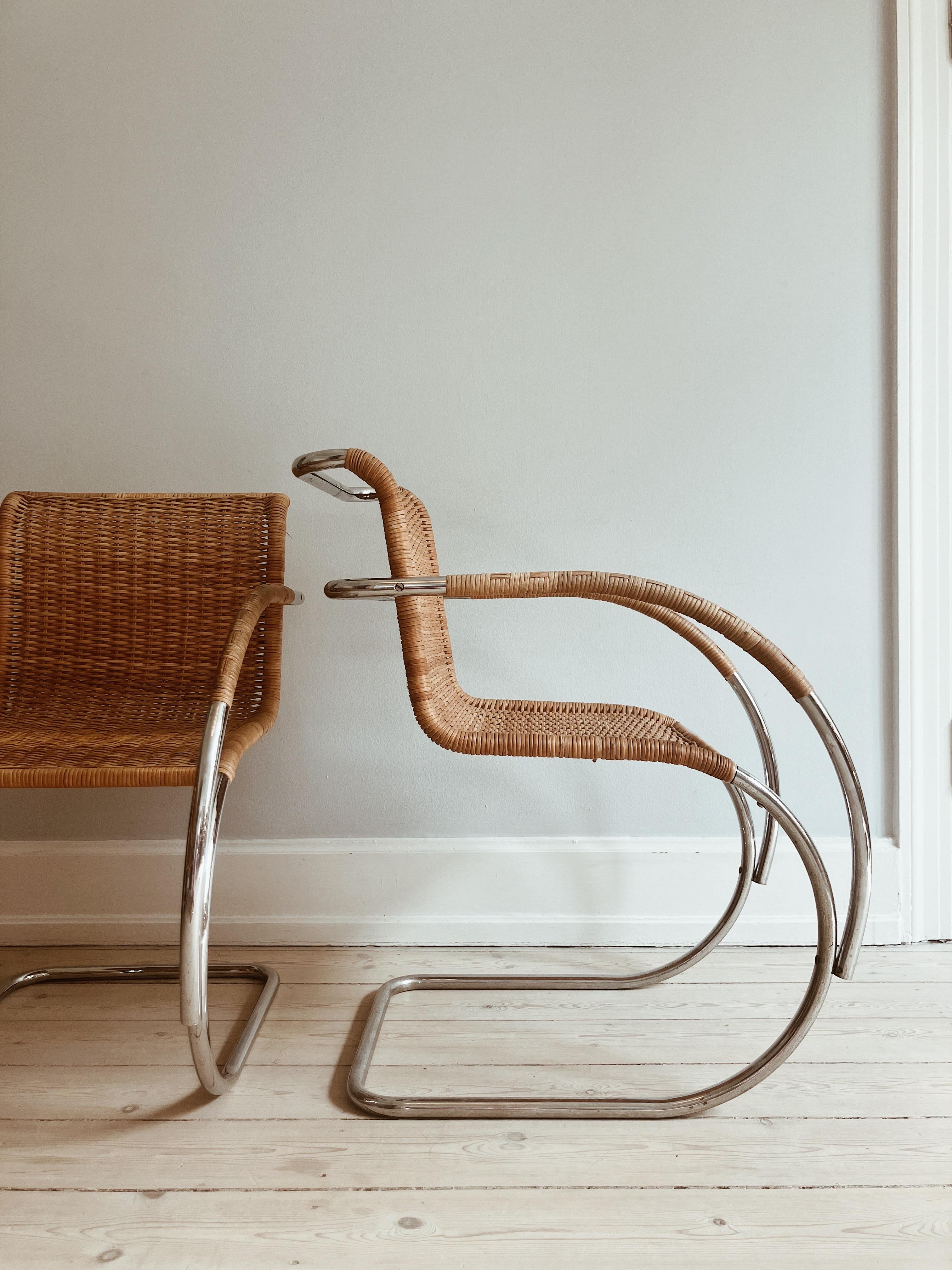 Two Italien Bauhaus chairs in wicker and chrome. 

Designed by Mies van der Rohe in 1927 - however, the manufacturer is unknown. These chairs were produced in the late 1970s / 1980s. 

The chairs are in great condition with intact wicker. One seat