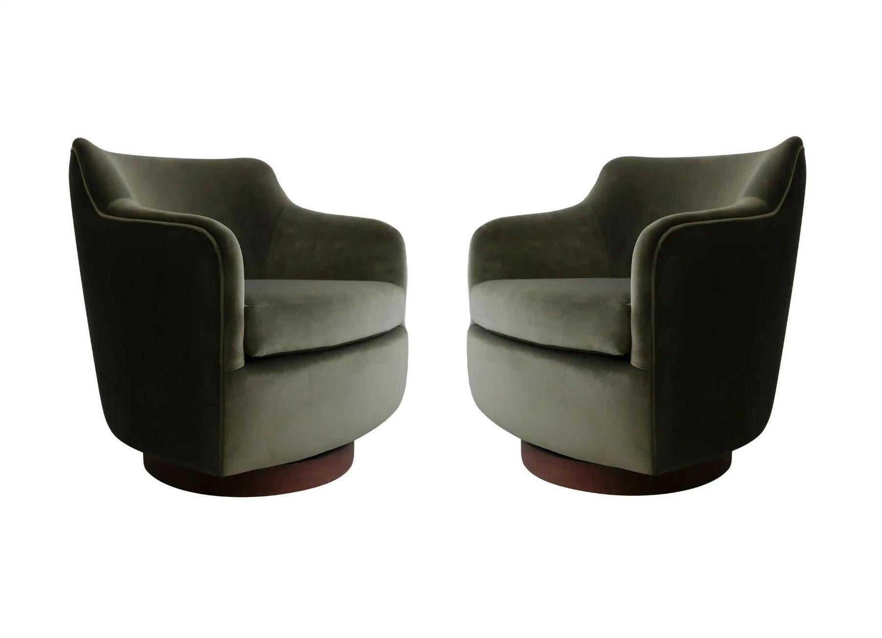 Timeless style and exceptional tailoring distinguish this beautiful pair of swivel chairs model 1170 designed by the esteemed American designer Milo Baughman for Thayer coggin. His signature style, defined by clean lines and architectural