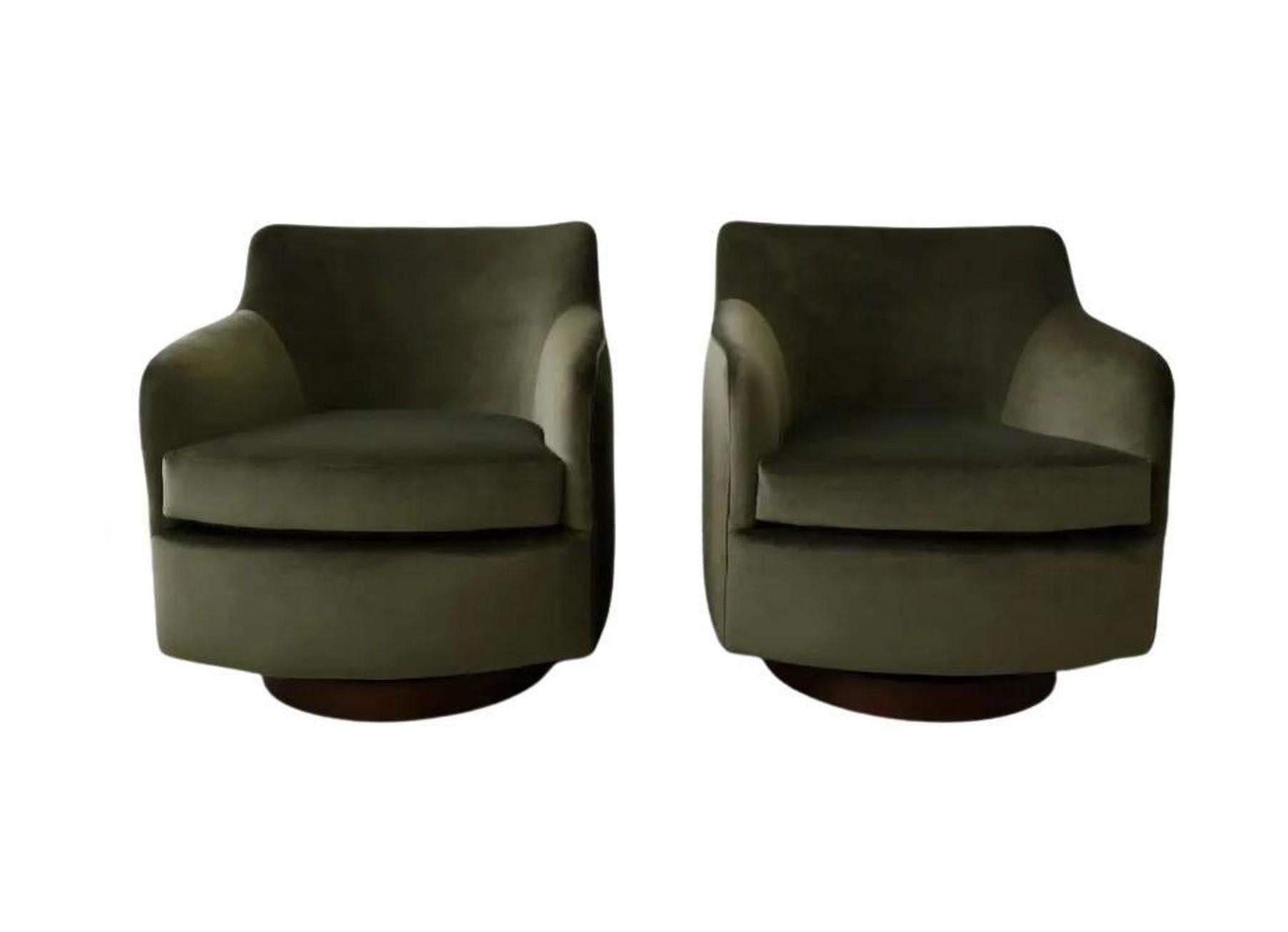 Mid-Century Modern Set of Two Milo Baughman Swivel Base Lounge Chairs For Sale