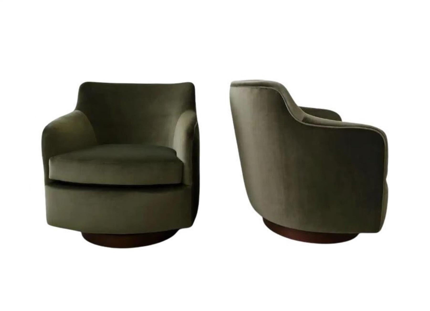 American Set of Two Milo Baughman Swivel Base Lounge Chairs For Sale