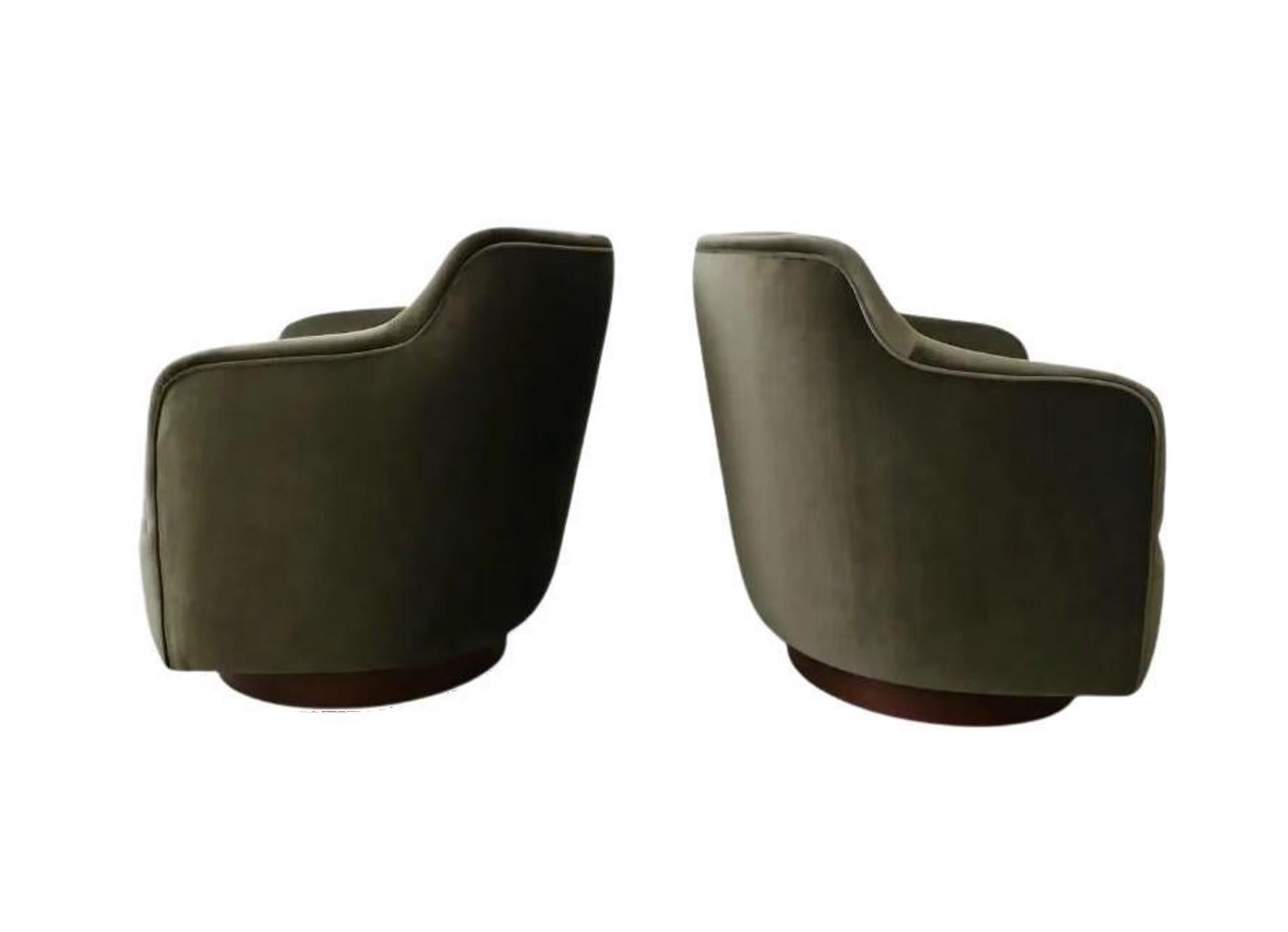 Set of Two Milo Baughman Swivel Base Lounge Chairs In Excellent Condition For Sale In Dallas, TX