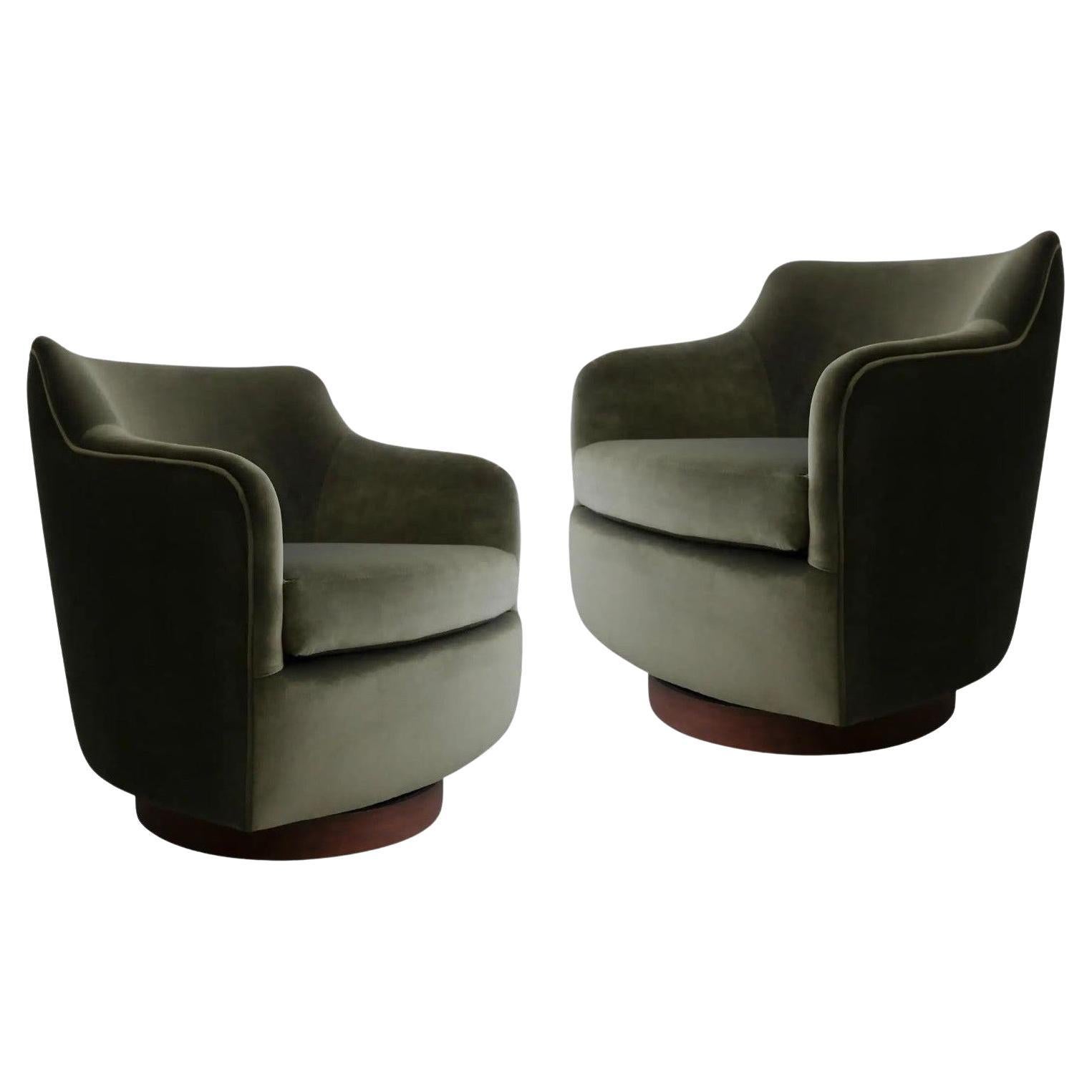 Set of Two Milo Baughman Swivel Base Lounge Chairs For Sale