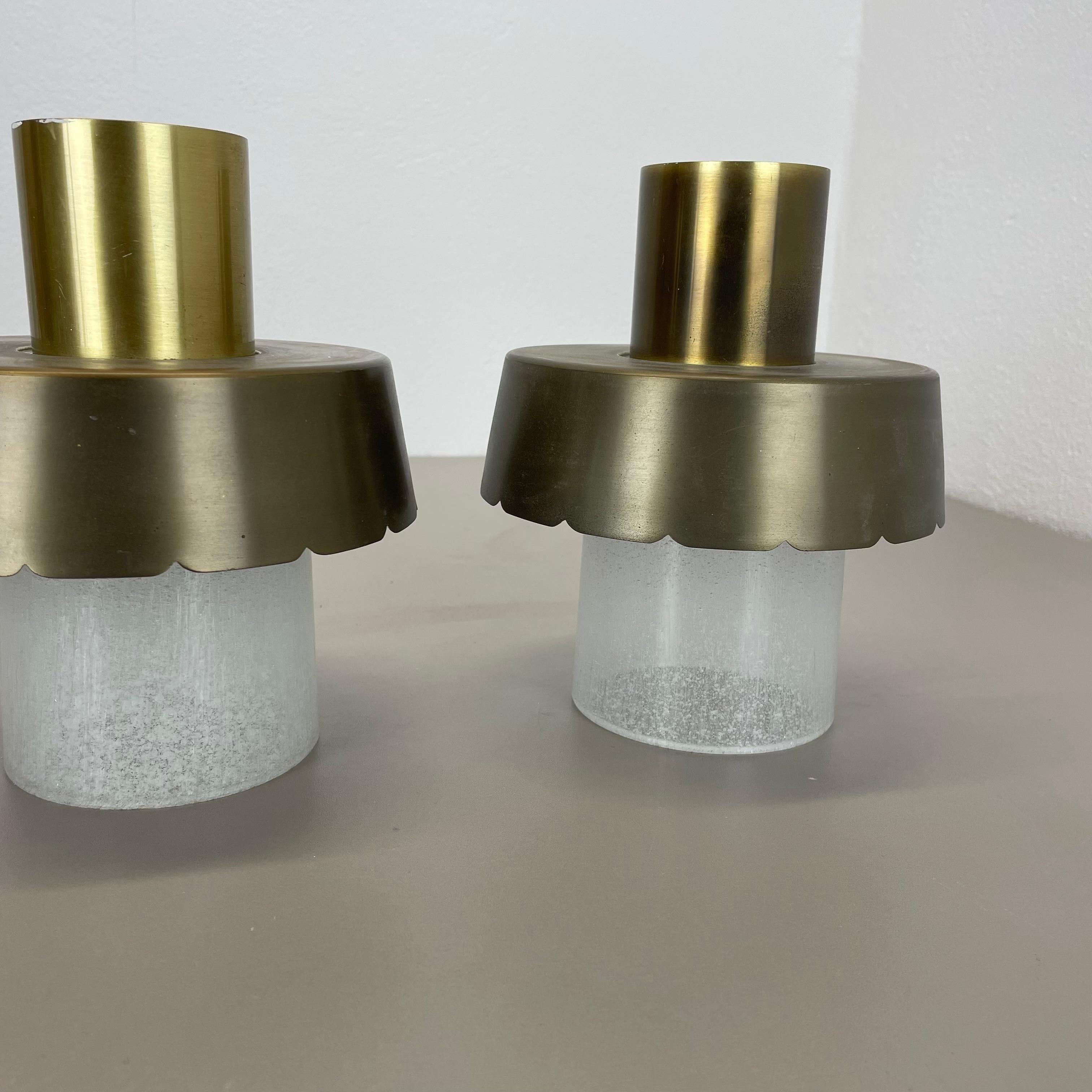 Set di due plafoniere minimaliste in ottone e vetro, Italia anni '70 in vendita 5