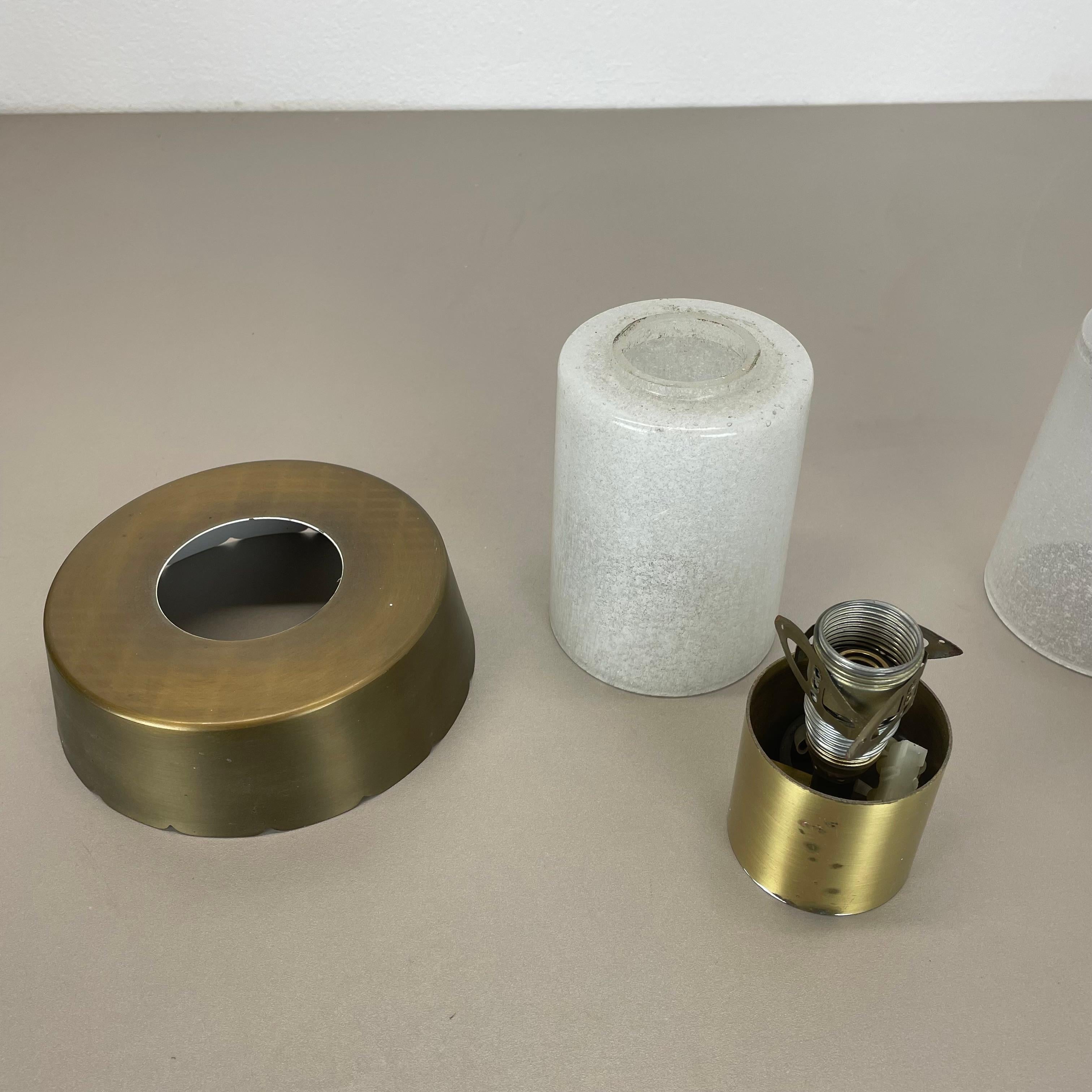 Set di due plafoniere minimaliste in ottone e vetro, Italia anni '70 in vendita 6