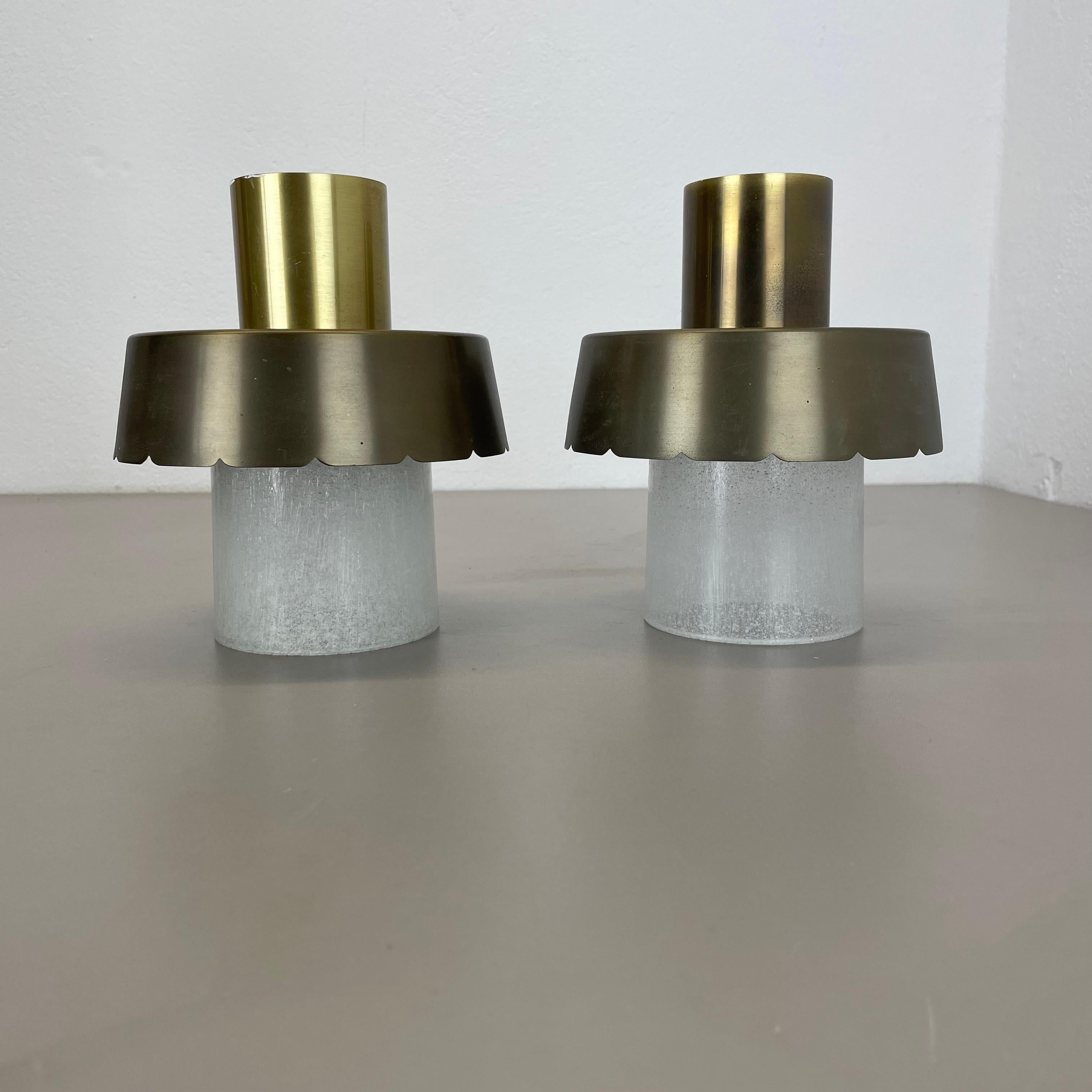 Mid-Century moderno Set di due plafoniere minimaliste in ottone e vetro, Italia anni '70 in vendita