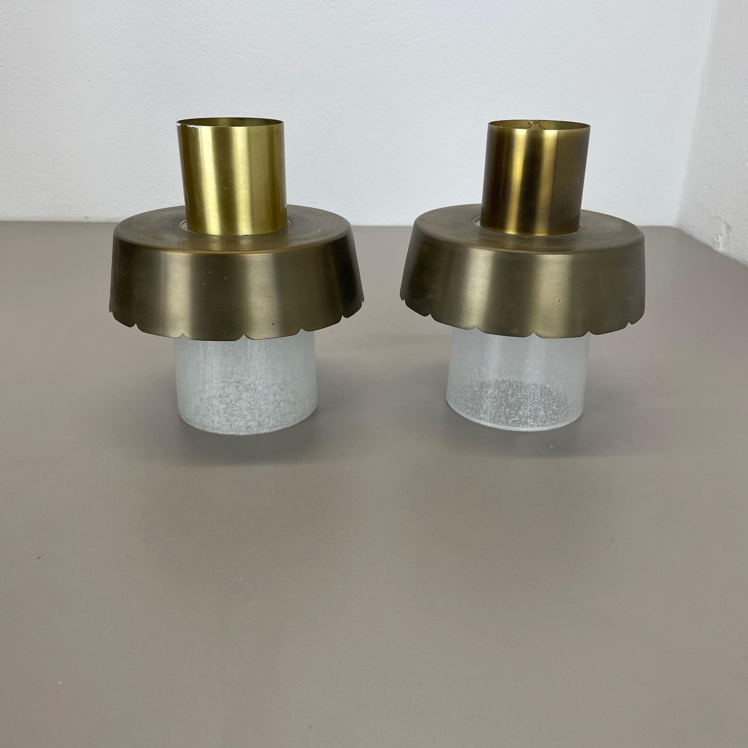 Italiano Set di due plafoniere minimaliste in ottone e vetro, Italia anni '70 in vendita