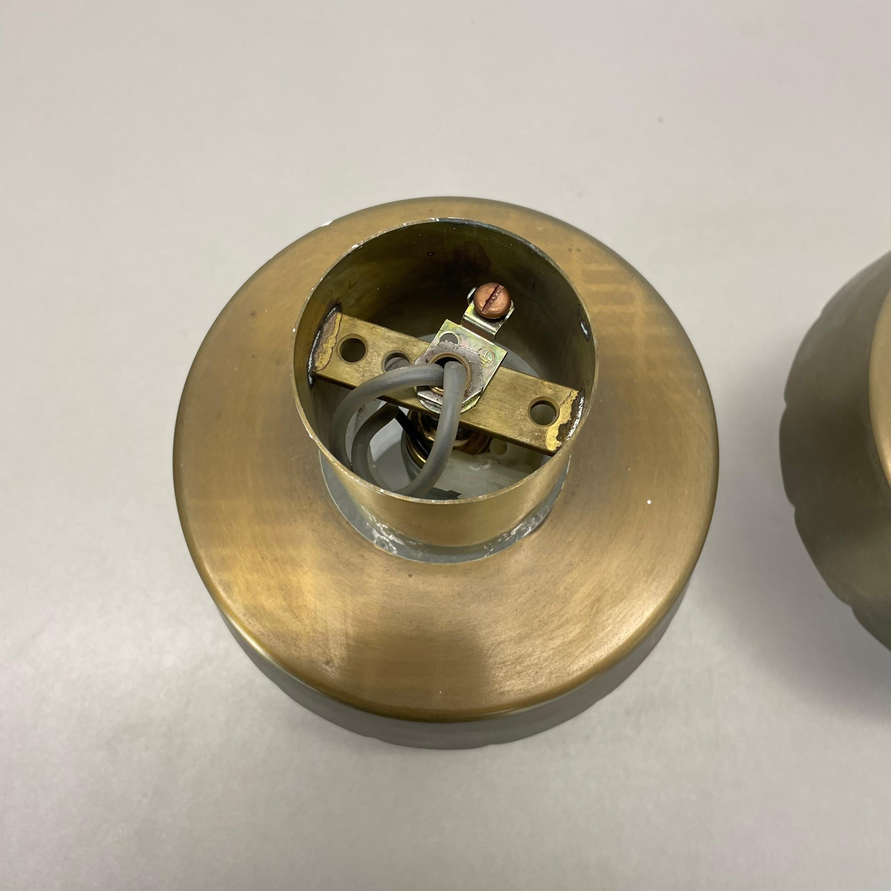 Metallo Set di due plafoniere minimaliste in ottone e vetro, Italia anni '70 in vendita