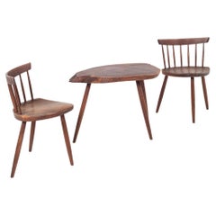 Ensemble de deux chaises Mira et une table d'appoint, par George Nakashima, sur commande spéciale