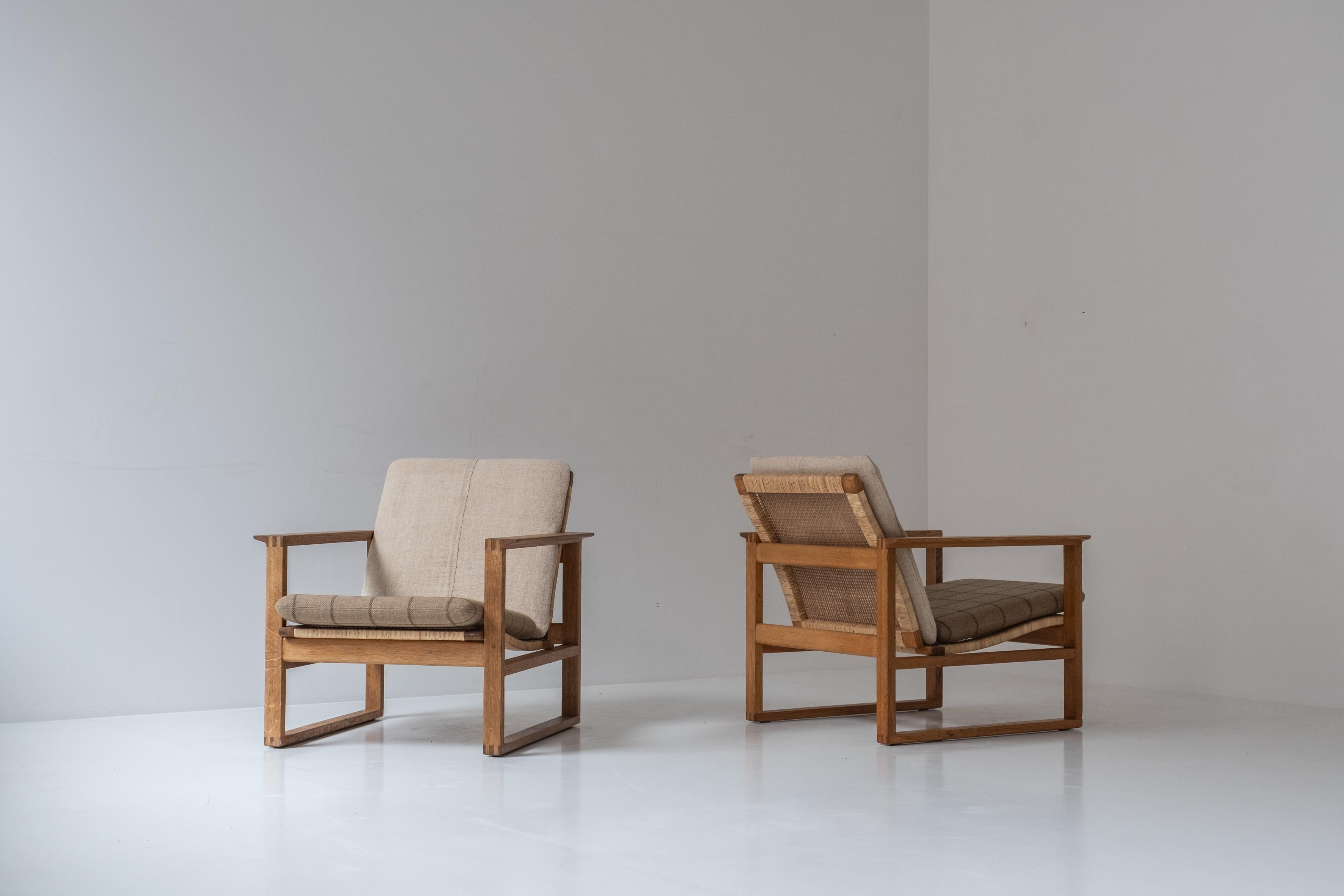 Magnifique ensemble de deux fauteuils modèle 2256 par Børge Mogensen pour Fredericia Stolefabrik, Danemark 1956. Cette chaise luge présente des cadres en chêne avec des sièges et des dossiers en cannage, présentés en très bon état avec une patine