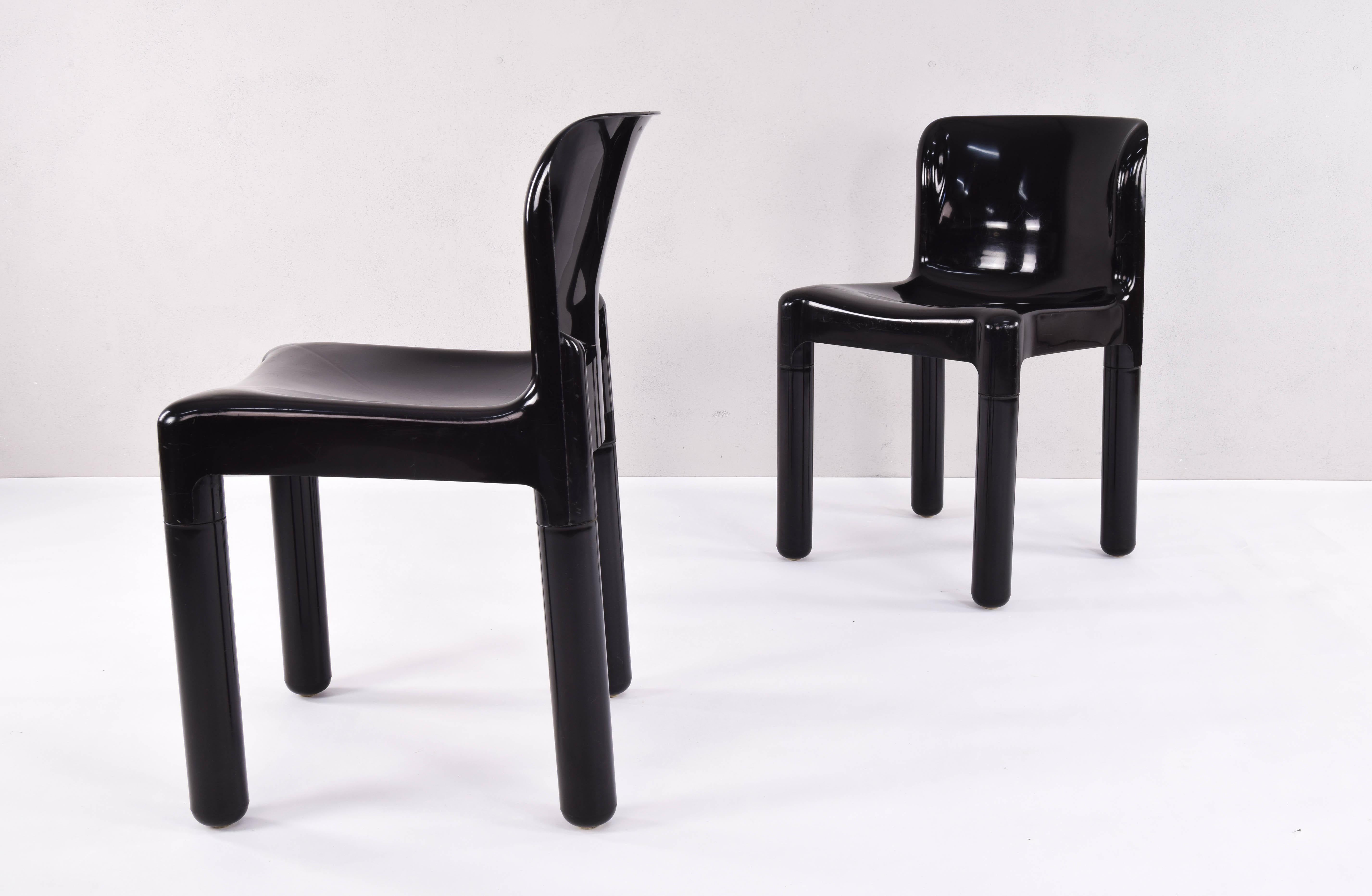 Pair of 4875 model chairs, designed by Carlo Bartoli for Kartell Italia in the 1970s.
Made of black polypropylene, it has a practical, ergonomic and resistant design.
The part of the backrest has a concave shape with lateral fins that, in addition