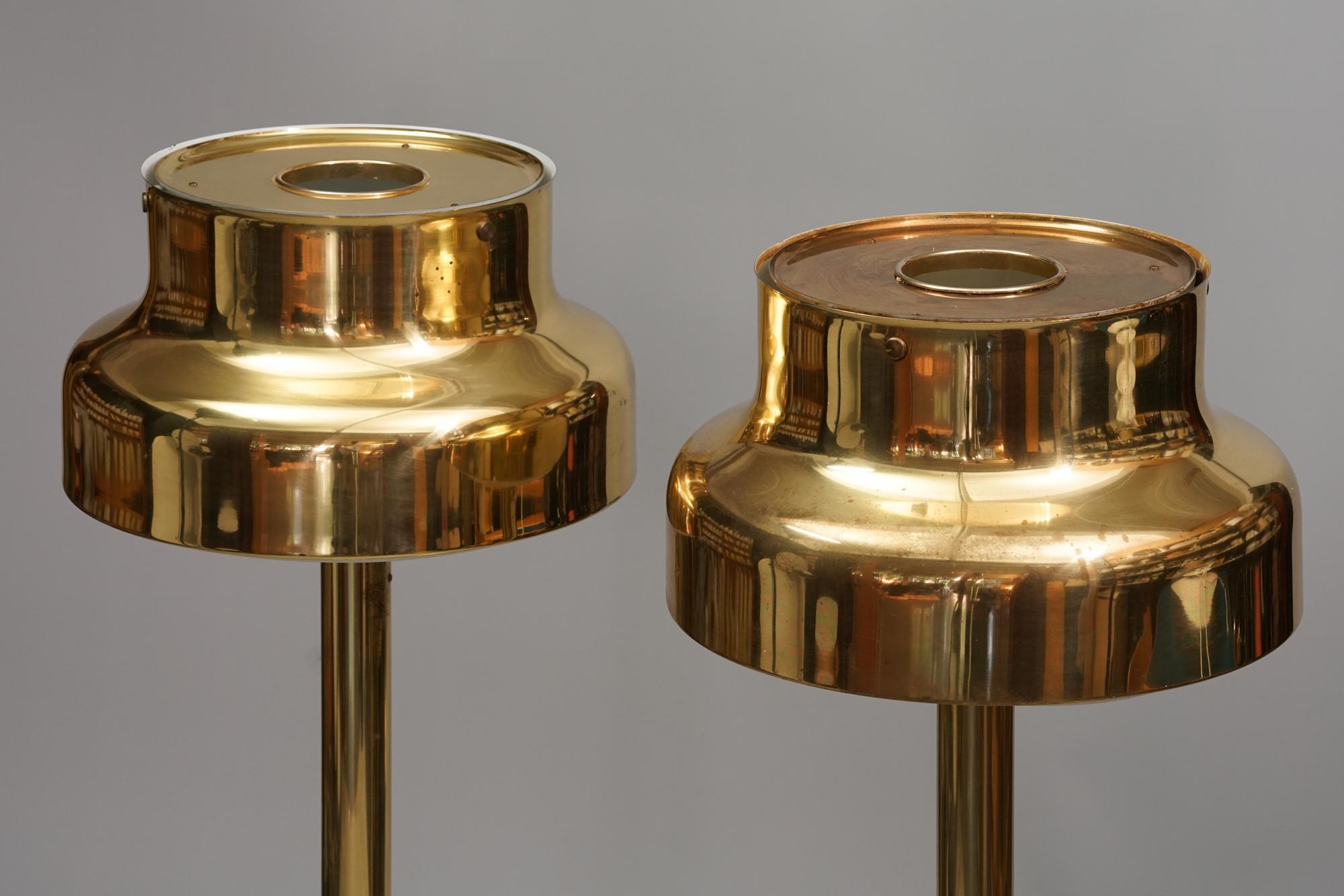 Ensemble de deux lampadaires modèle Bumling par Anders Pehrson pour  Ateljé Lyktan des années 1950/1960. Laiton et plastique. Bon état vintage, patine et usure mineures correspondant à l'âge et à l'utilisation. Les lampadaires sont vendus comme un
