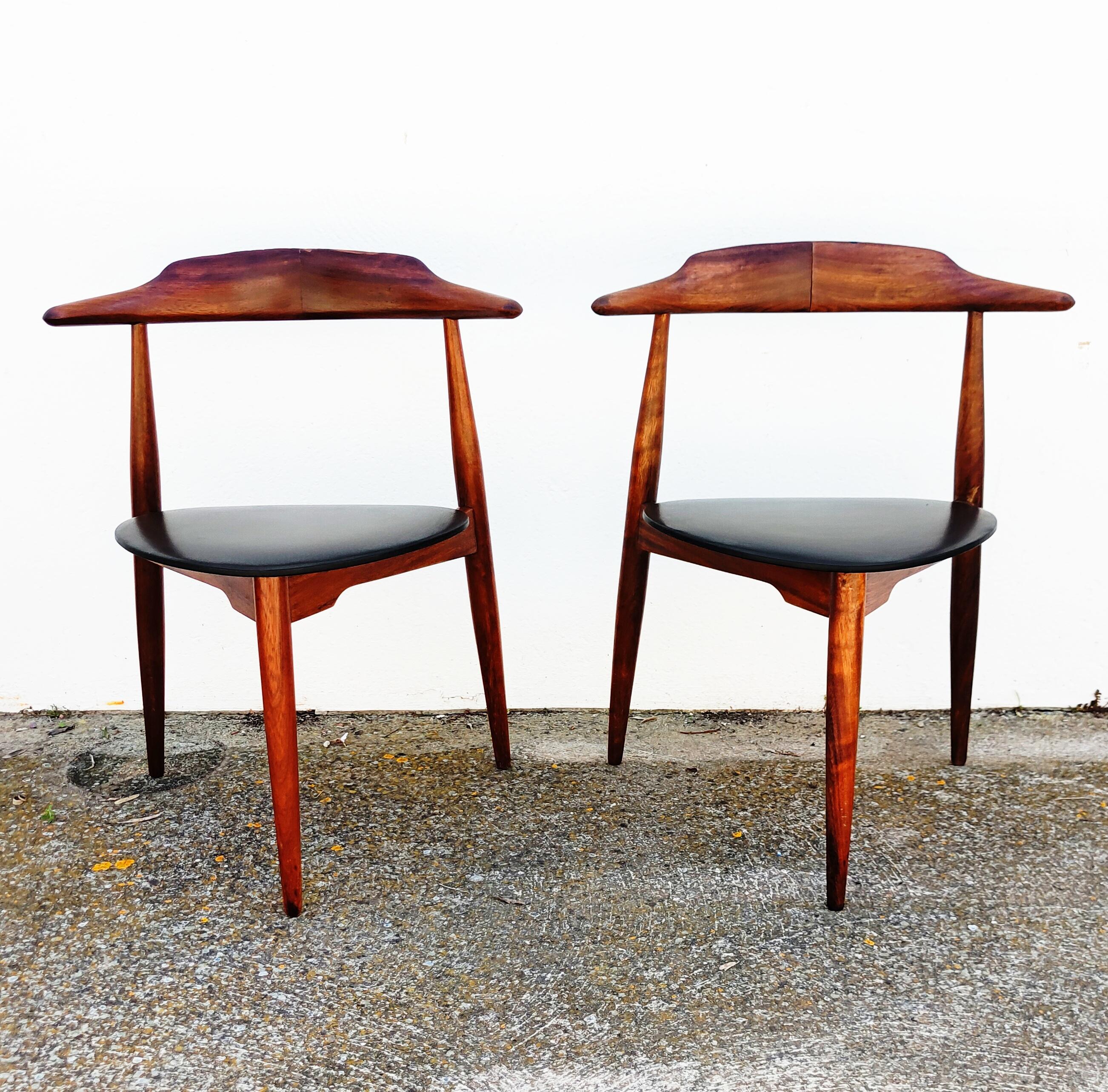 Hans J. Wegner for Fritz Hansen, set of 2 heart chairs FH4103, oak and teak, Denmark, 1953.

These dining chairs are designed by Hans Wegner in 1952. These chairs are designed to take up as little space as possible whilst at the same time having a