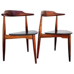 Ensemble de deux modèles de chaises "Heart FH-4103" conçus par Hans J. Wegner, années 1950