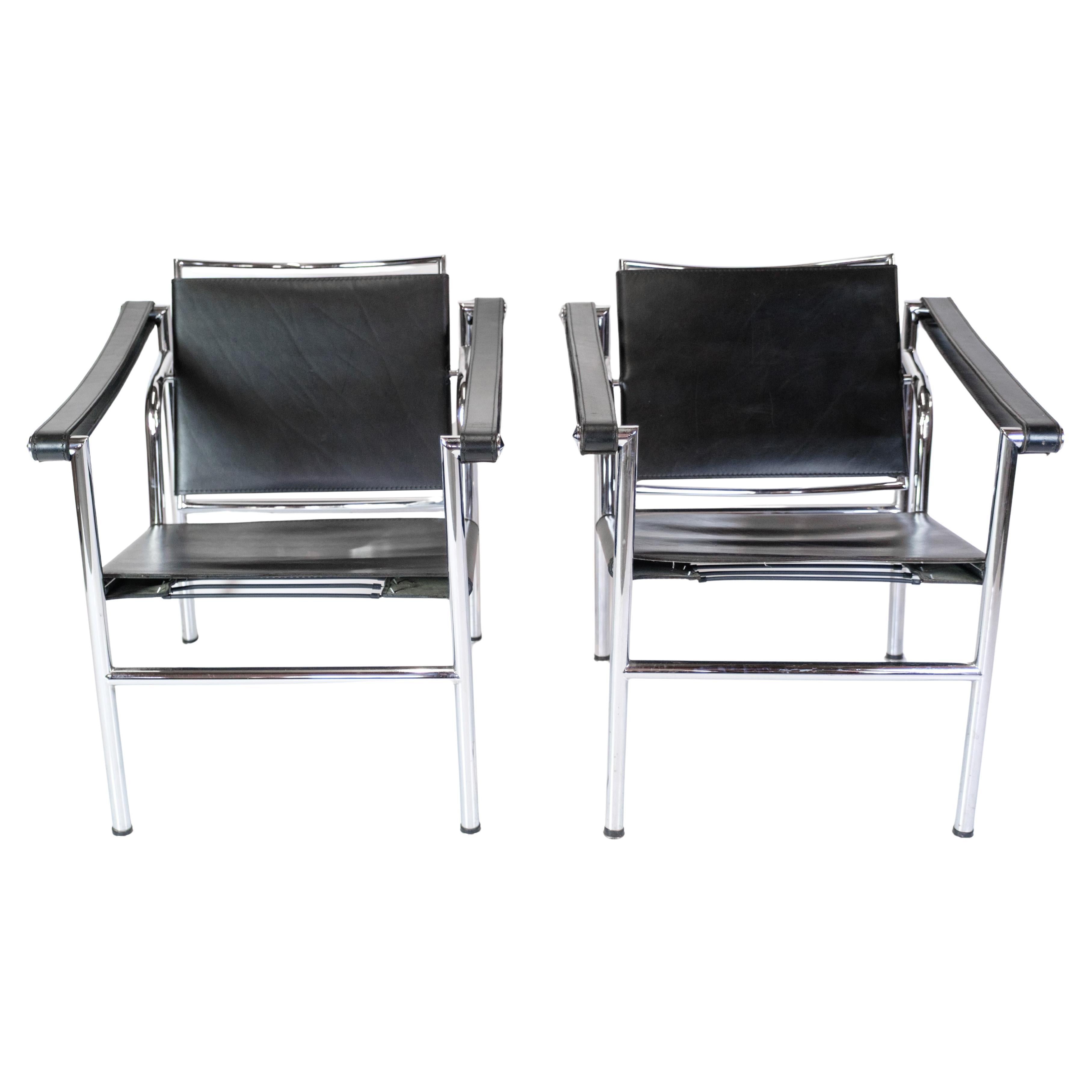 Ensemble de deux fauteuils modèle Lc1 en cuir noir par Le Corbusier