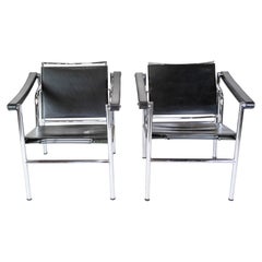 Ensemble de deux fauteuils modèle Lc1 en cuir noir par Le Corbusier