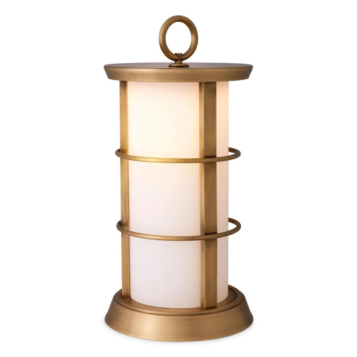 Set aus zwei modernen L-förmigen Tischlampen für den Außenbereich, Messing antik, weißes Glas.

Entdecken Sie die raffinierte Eleganz dieser Tischleuchte für den Außenbereich. Das antike Messing-Finish in Kombination mit dem makellosen weißen Glas