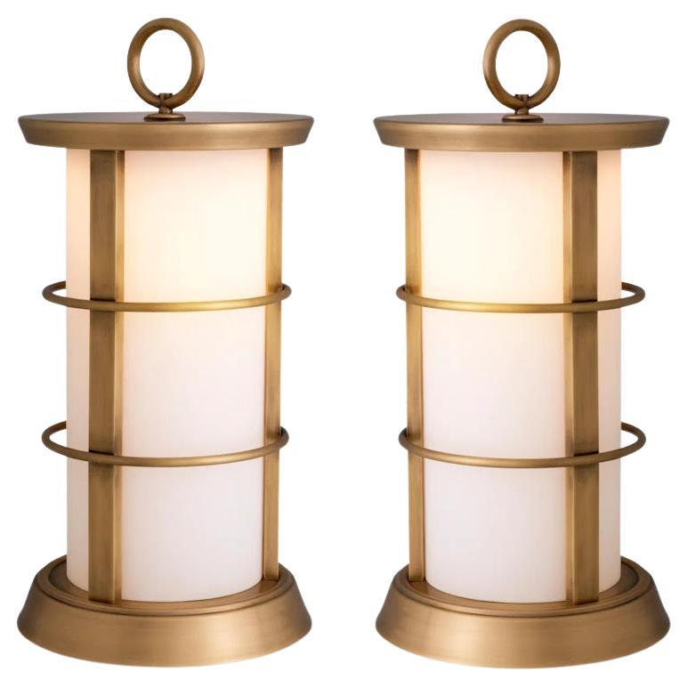 Set aus zwei modernen L-förmigen Tischlampen für den Außenbereich, Ausführung in Antikmessing.