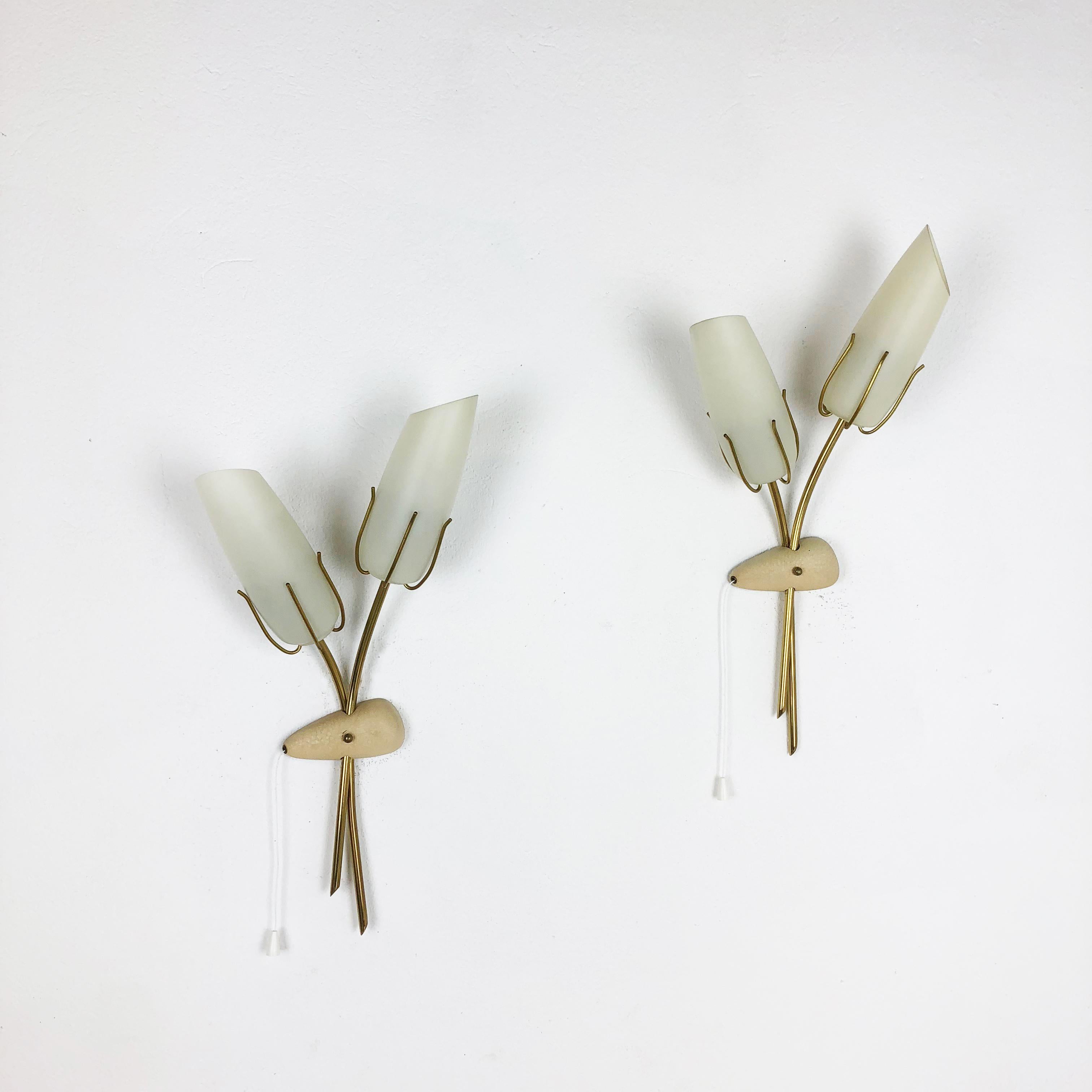 Article:

Brass wall lights sconces with glass shades



Origin:

Italy



Age:

1950s




Set of two original 1960s modernist Italian wall lights made of solid metal in brass tone and glass tubes. Each light has two E18 light