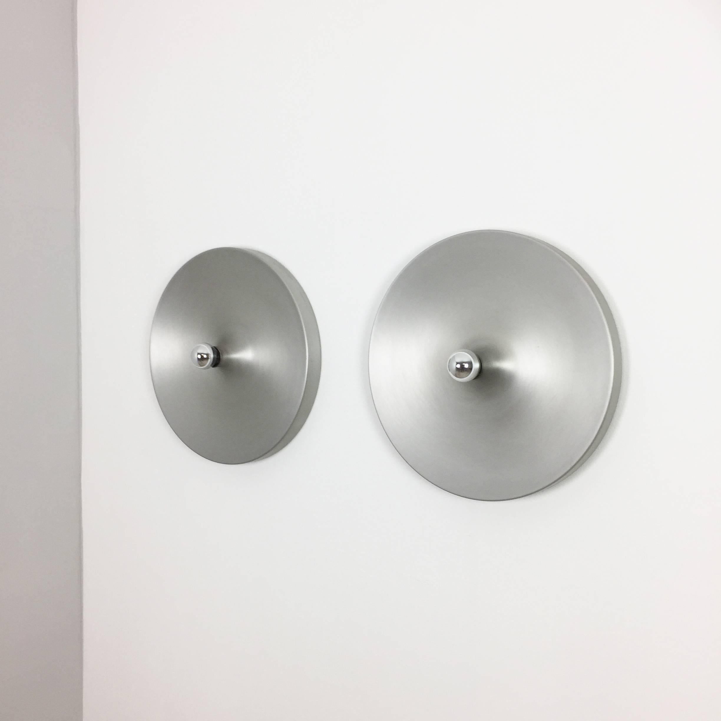 Rticle:

Extra large wall light sconce set of two


Producer:

Staff Lights



Oriding:

Germany



Age:

1970s



Description:

original 1960s modernist german wall Light made of solid metal. This super rare wall light was