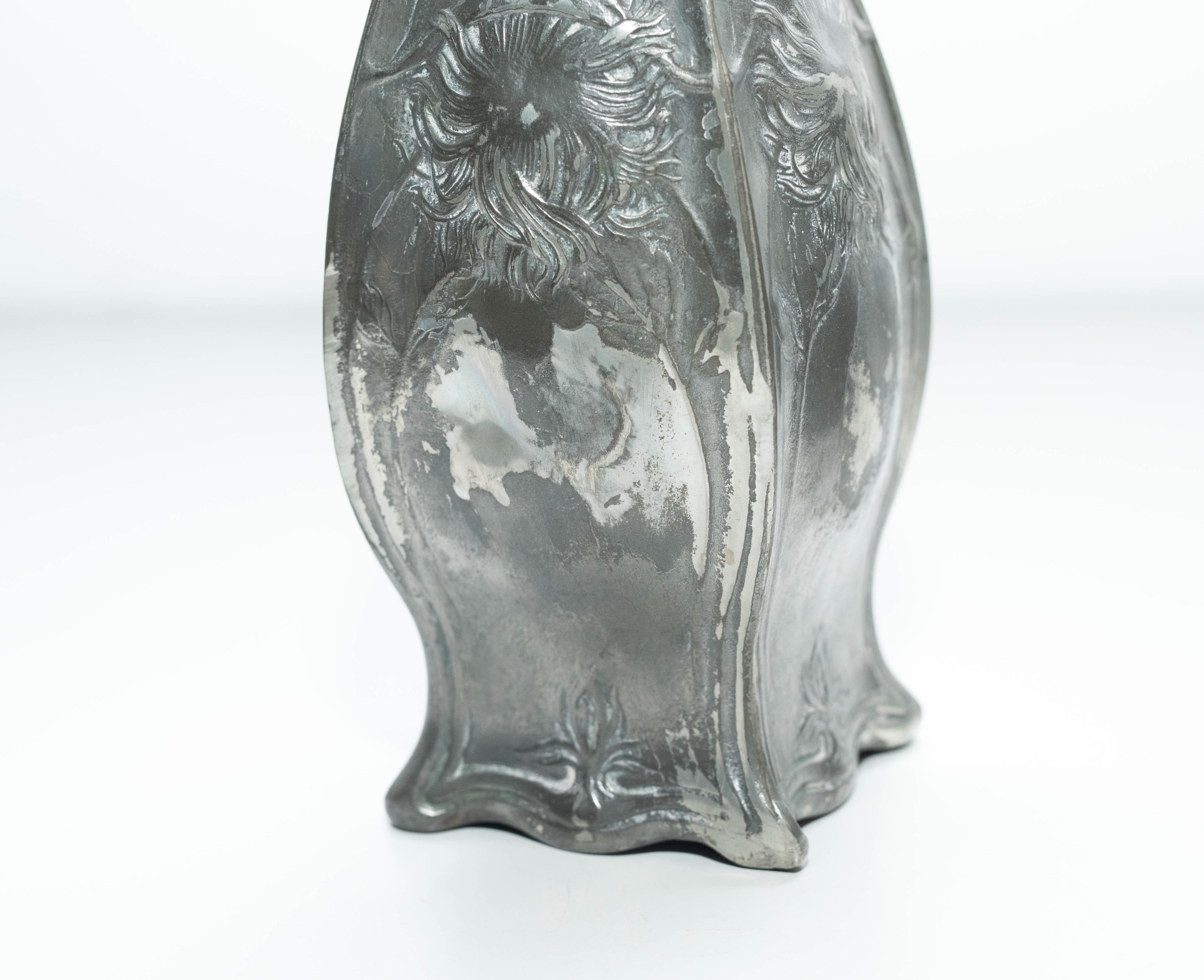 Set di due vasi di metallo modernisti, 1930 circa in vendita 3