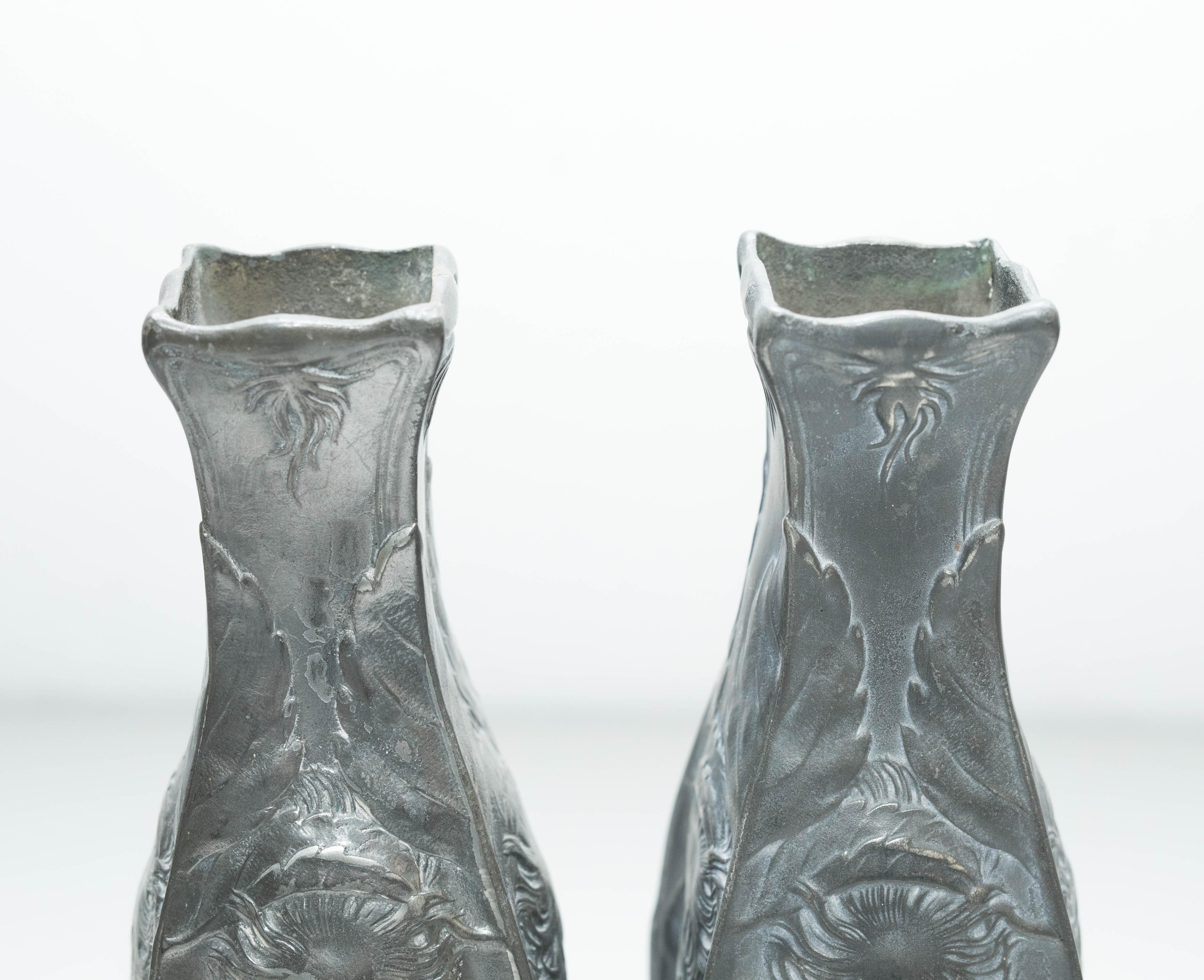 Set di due vasi di metallo modernisti, 1930 circa in vendita 4