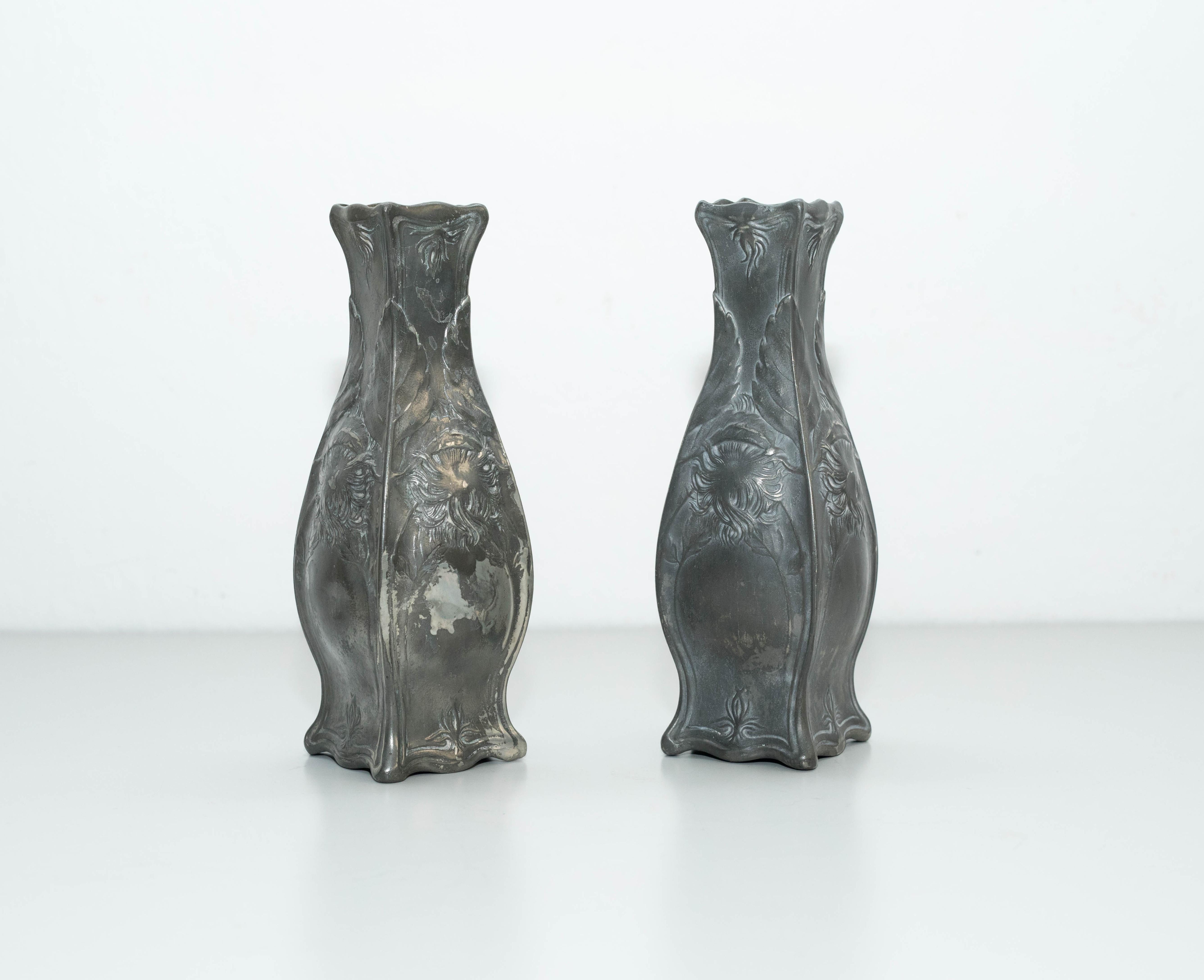 Set of two metal vases.
By unknown manufacturer from Spain, circa 1930.
Previous use was bullets.

In original condition, with minor wear consistent with age and use, preserving a beautiful patina.

Material:
Metal

Dimensions:
 6.3 D cm x