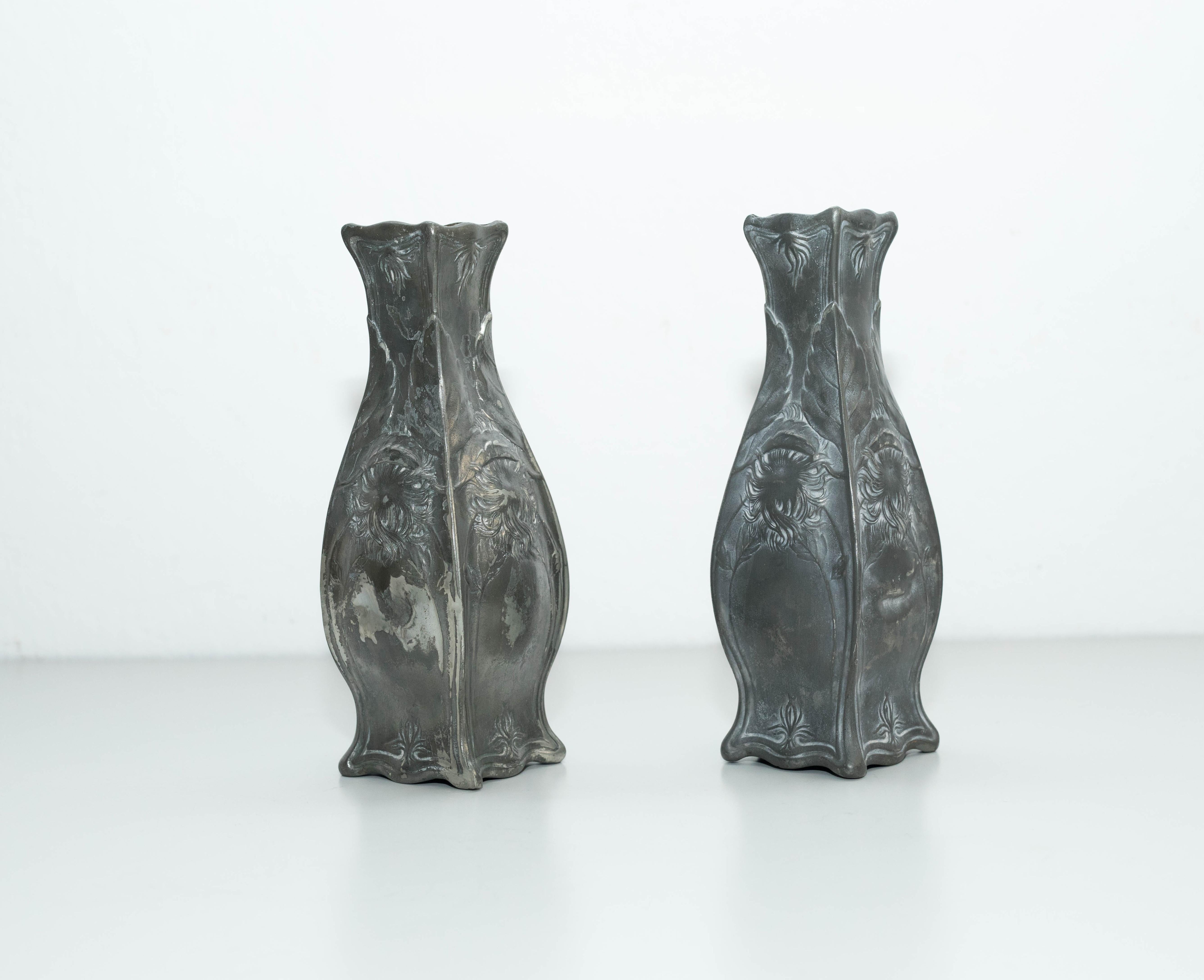 Set of Two Modernist Metal Vases, circa 1930 In Good Condition For Sale In Barcelona, Barcelona