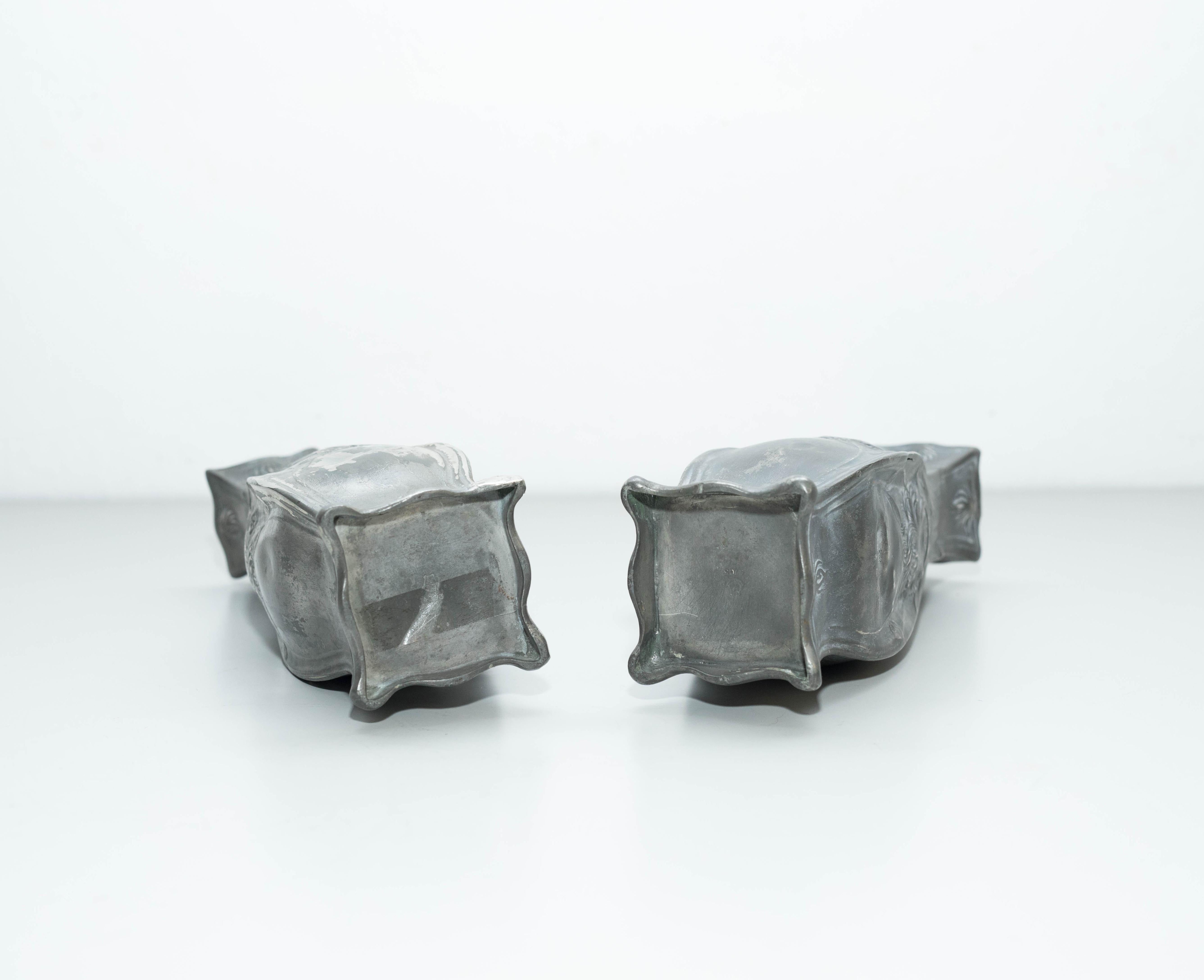 Metallo Set di due vasi di metallo modernisti, 1930 circa in vendita