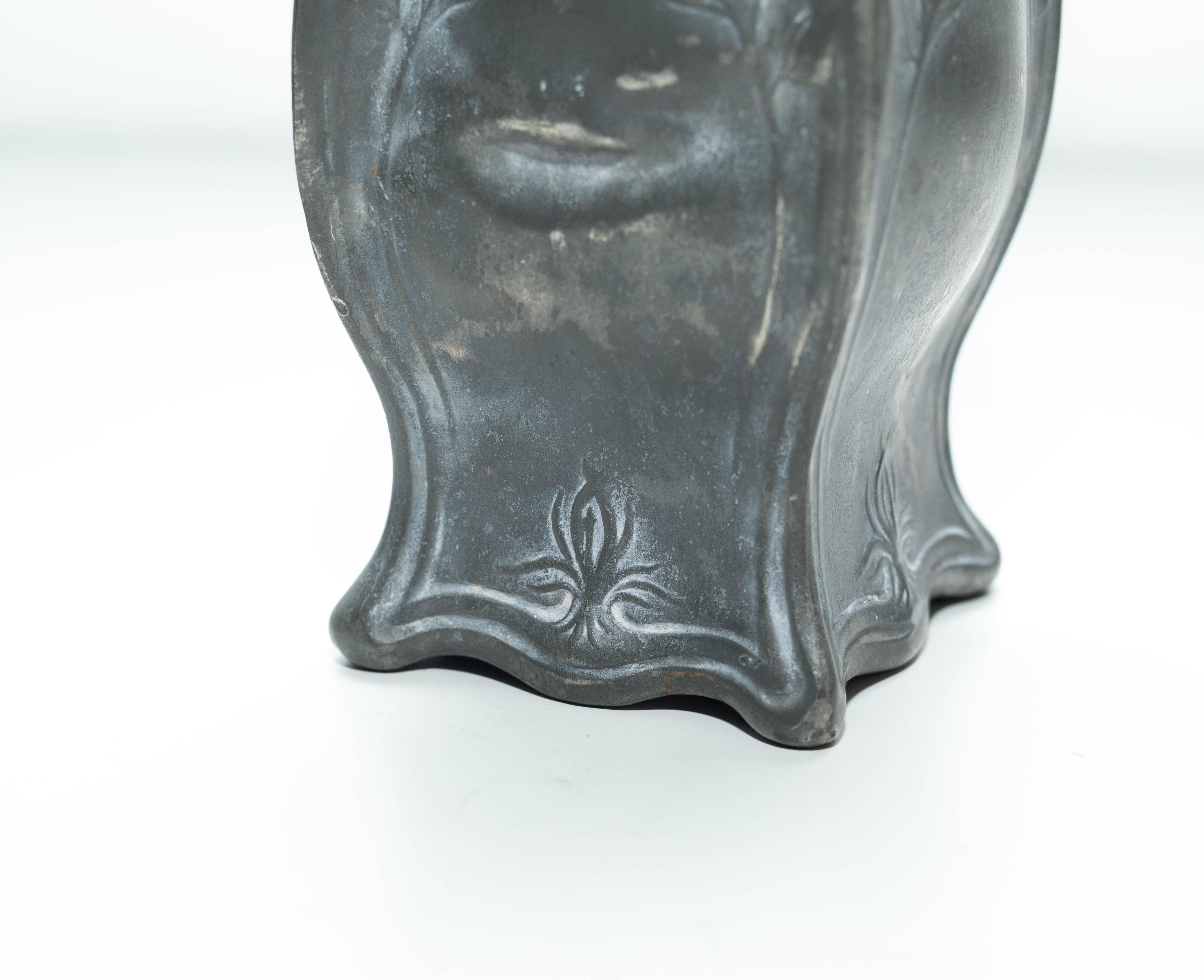 Set di due vasi di metallo modernisti, 1930 circa in vendita 1