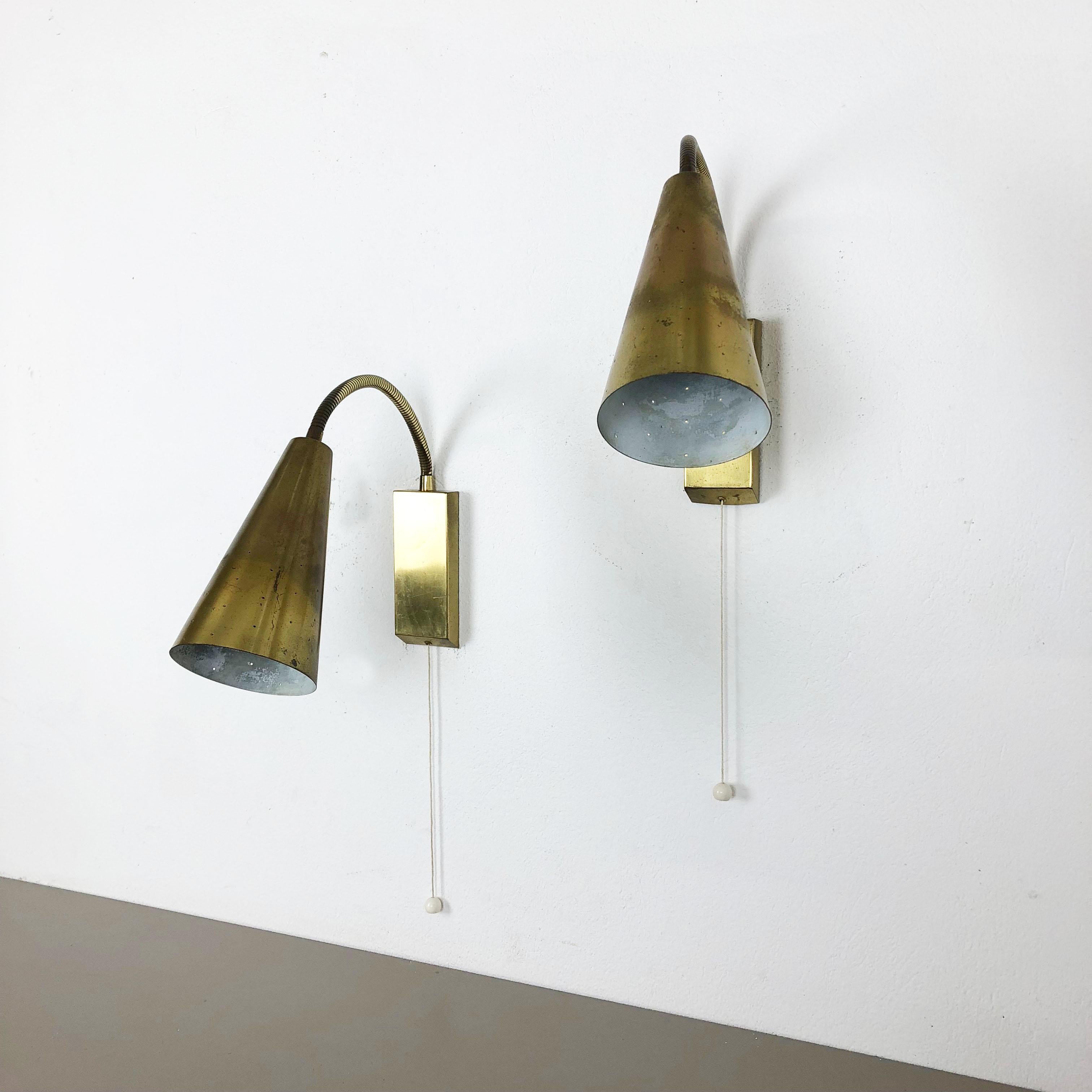 Set of Two Modernist Stilnovo Style Brass Metal Sconces Wall Light, Italy, 1950 In Good Condition For Sale In Kirchlengern, DE