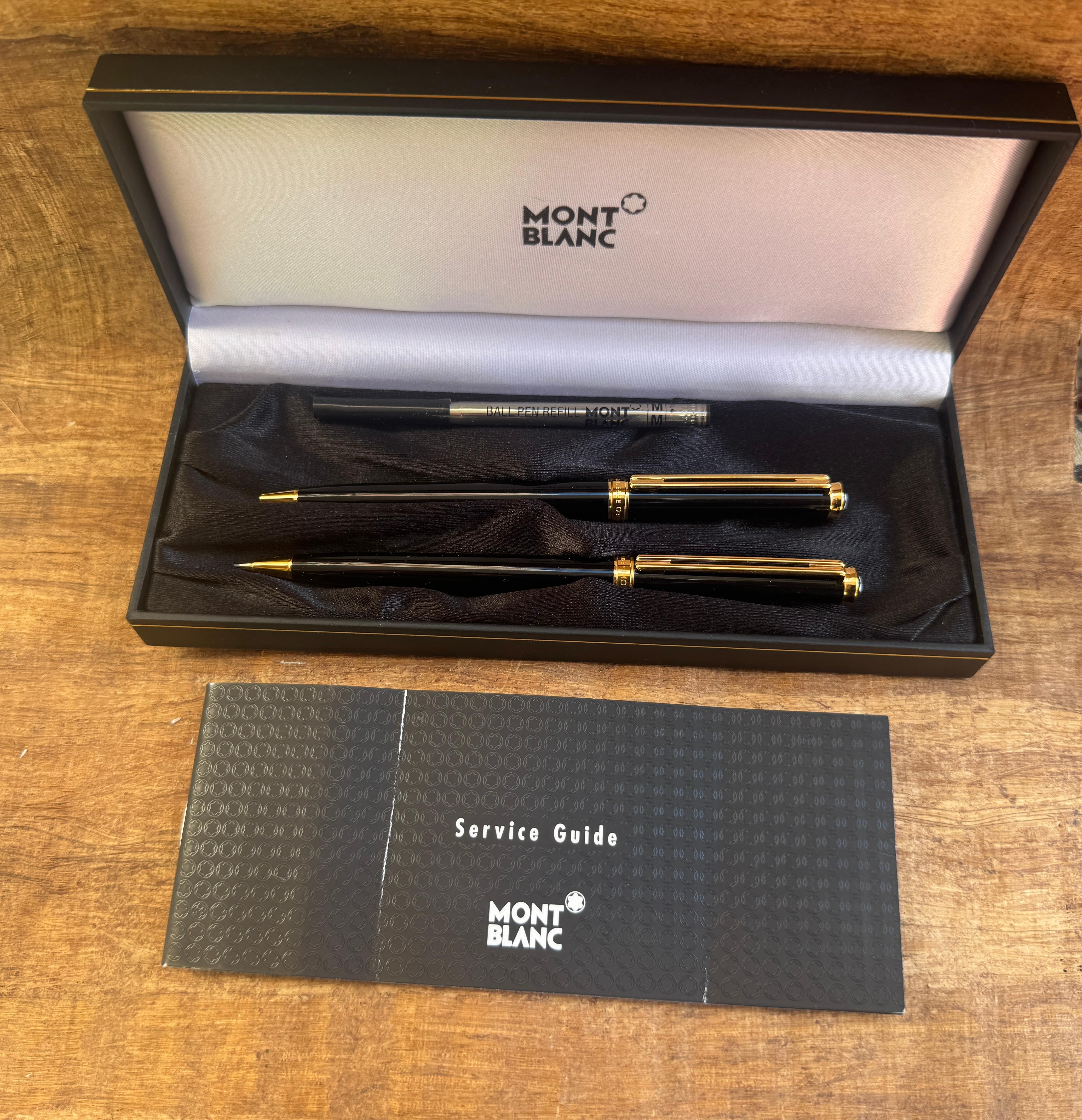 Détails :

Ce qui est inclus :
Montblanc Noblesse Black GT Rollerball chargé avec une cartouche Montblanc Black Montblanc Noblesse BlackMechanical Pencil -
Boîte d'origine
Boîte extérieure
Manuel
Cartouche noire supplémentaire Montblanc

Condition :