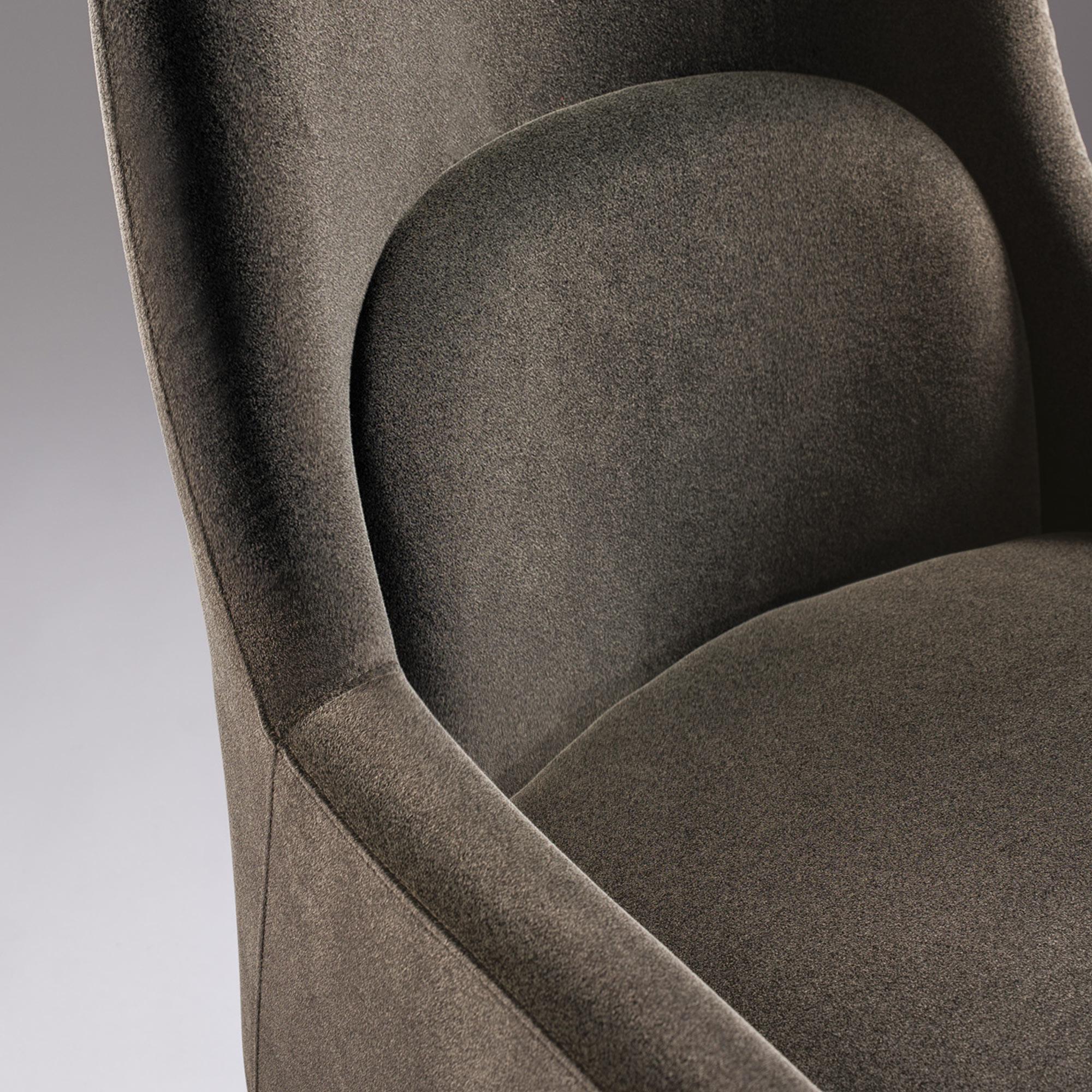Set of Two Montreux Armchairs in Retro-Style In Custom High Performance Velvet im Zustand „Neu“ im Angebot in NEW YORK, NY