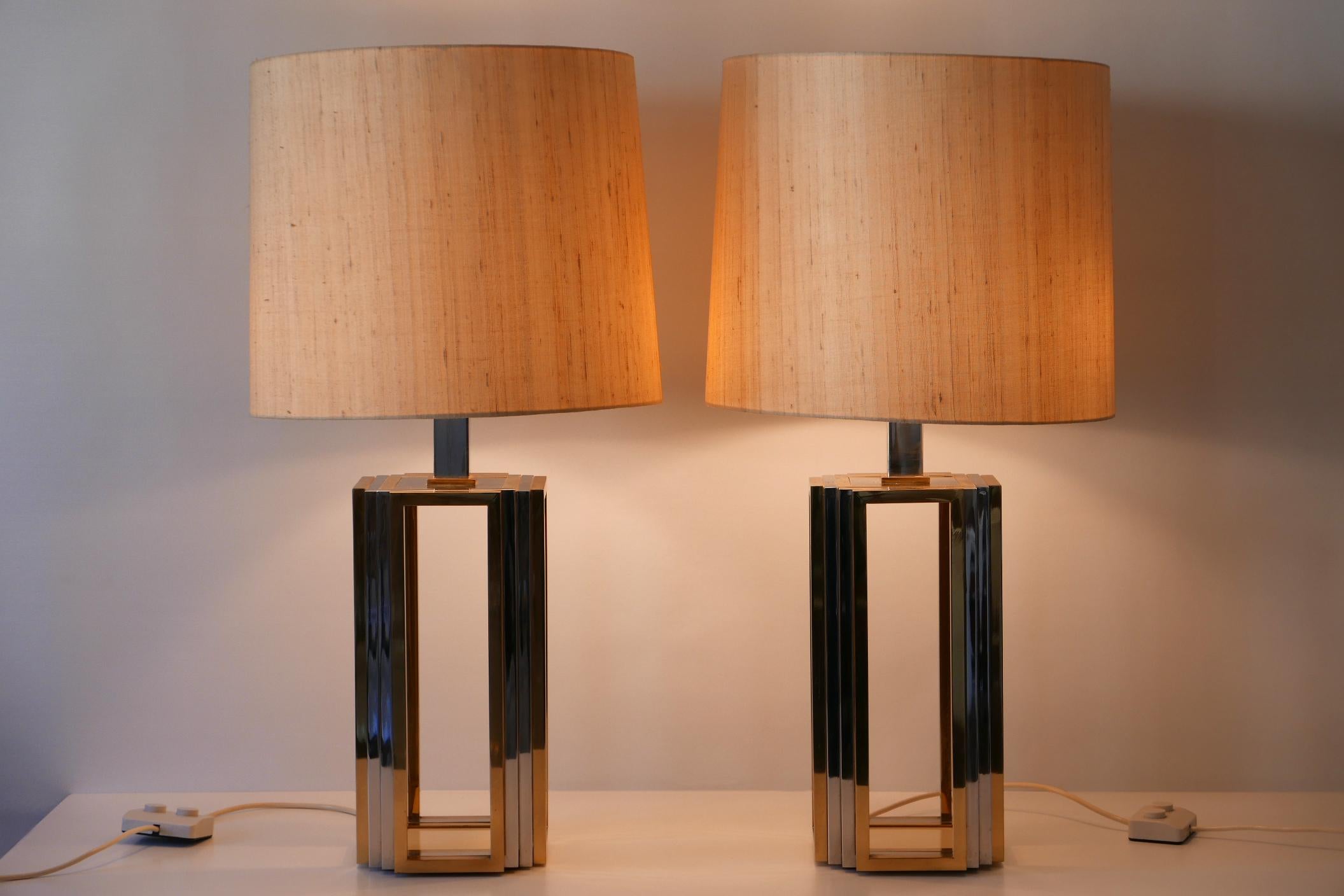 Satz von zwei großen, außergewöhnlichen und eleganten zweifarbigen Tisch- oder Stehlampen aus der Mitte des Jahrhunderts von Romeo Rega, 1970er Jahre, Italien. 

Jede Leuchte ist aus poliertem Messing und verchromtem Stahl gefertigt und wird mit 3 x