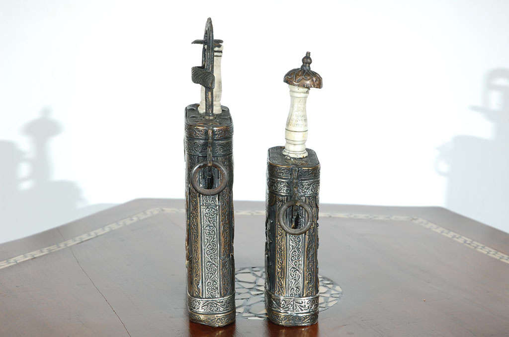 Satz von zwei marokkanischen, antiken, stammesgeschichtlichen Pulverflaschen (Frühes 20. Jahrhundert) im Angebot