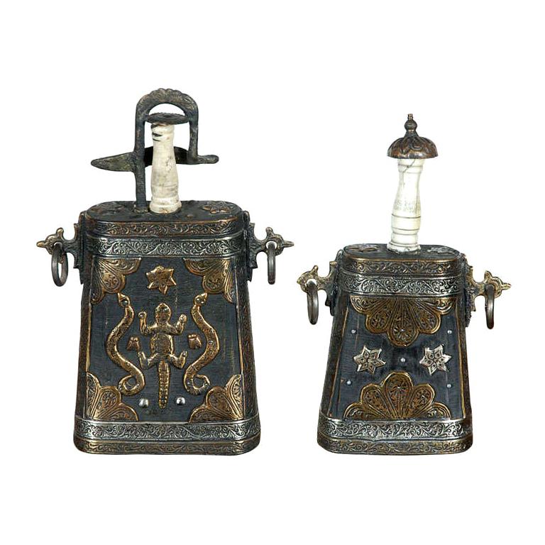 Satz von zwei marokkanischen, antiken, stammesgeschichtlichen Pulverflaschen im Angebot